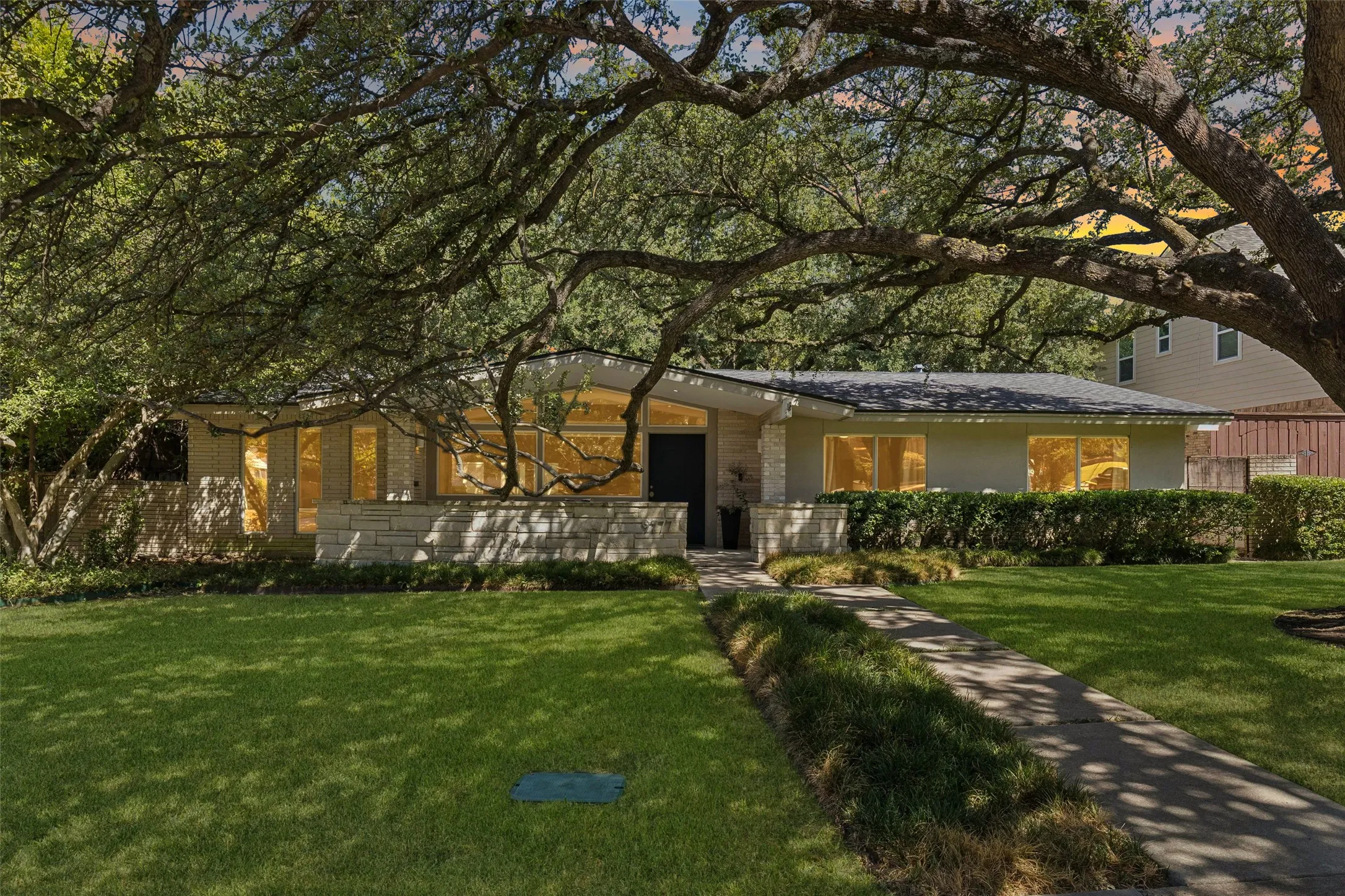 Single Family Residence For Sale in Dallas County , 9777 Broken Bow Road, Dallas, Texas 75238, 3 Bedroom, 2 Bathroom, 2 Garage spaces, 1,848 Sqft, built in 1962, mls#21390099, Real Estate Agent in Dallas, Homes For Sale in Dallas county, Homes For Sale in Dallas, Realtor in Dallas Texas, Real Estate Brokerage Independent Realty Texas, Luminita Cordes Realtor