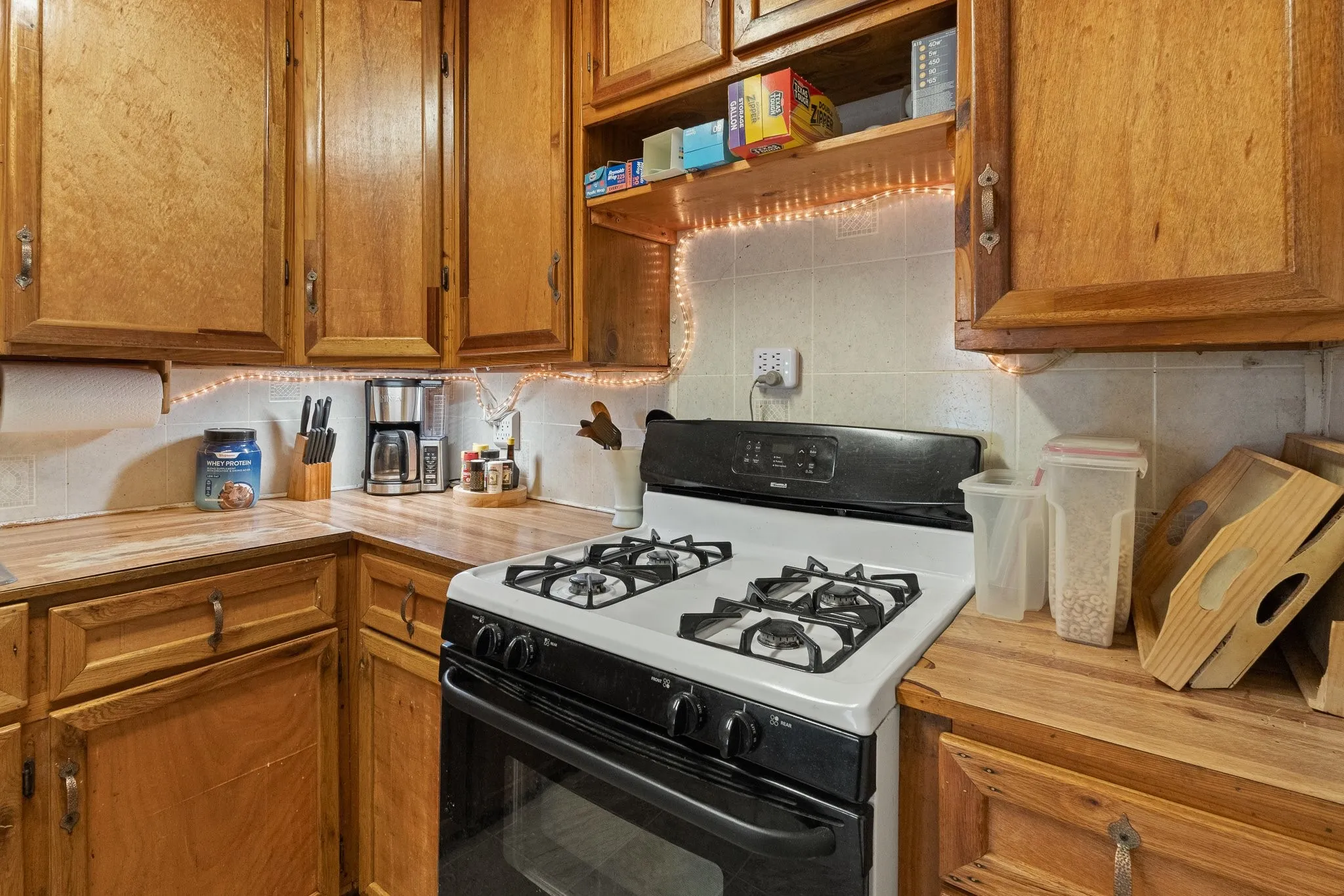 Single Family Residence For Sale in Johnson County , 706 W Lone Star Avenue, Cleburne, Texas 76033, 3 Bedroom, 1 Bathroom, Garage spaces, 936 Sqft, built in 1940, mls#21390207, Real Estate Agent in Cleburne, Homes For Sale in Johnson county, Homes For Sale in Cleburne, Realtor in Cleburne Texas, Real Estate Brokerage Independent Realty Texas, Luminita Cordes Realtor