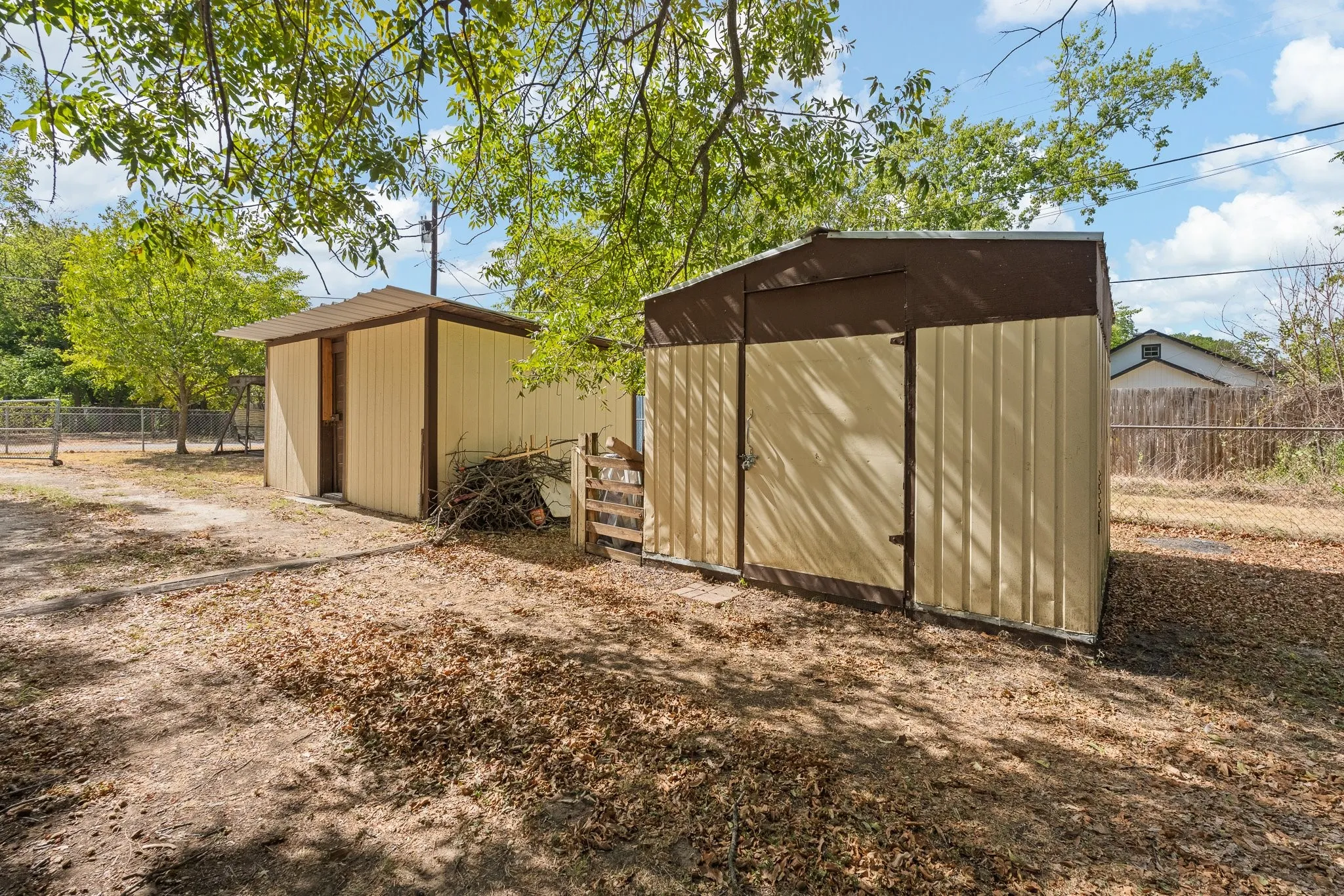 Single Family Residence For Sale in Johnson County , 706 W Lone Star Avenue, Cleburne, Texas 76033, 3 Bedroom, 1 Bathroom, Garage spaces, 936 Sqft, built in 1940, mls#21390207, Real Estate Agent in Cleburne, Homes For Sale in Johnson county, Homes For Sale in Cleburne, Realtor in Cleburne Texas, Real Estate Brokerage Independent Realty Texas, Luminita Cordes Realtor