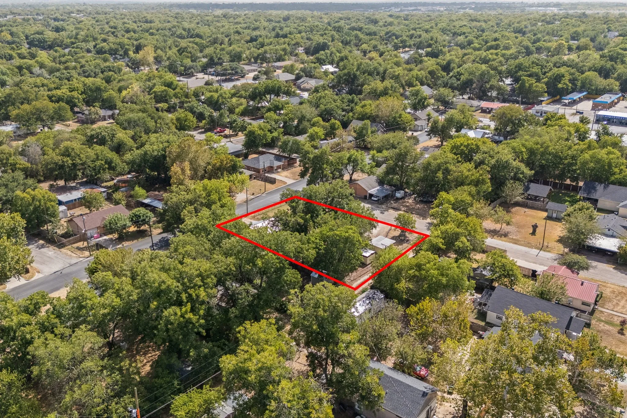 Single Family Residence For Sale in Johnson County , 706 W Lone Star Avenue, Cleburne, Texas 76033, 3 Bedroom, 1 Bathroom, Garage spaces, 936 Sqft, built in 1940, mls#21390207, Real Estate Agent in Cleburne, Homes For Sale in Johnson county, Homes For Sale in Cleburne, Realtor in Cleburne Texas, Real Estate Brokerage Independent Realty Texas, Luminita Cordes Realtor