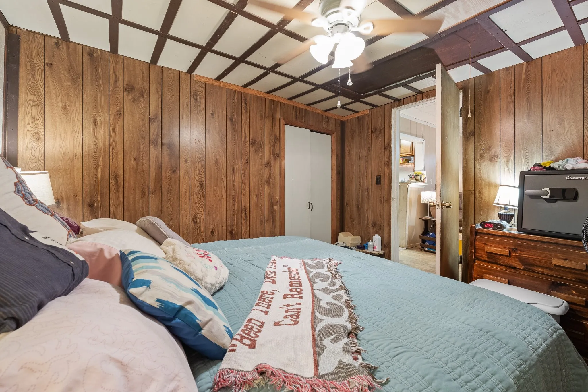 Single Family Residence For Sale in Johnson County , 706 W Lone Star Avenue, Cleburne, Texas 76033, 3 Bedroom, 1 Bathroom, Garage spaces, 936 Sqft, built in 1940, mls#21390207, Real Estate Agent in Cleburne, Homes For Sale in Johnson county, Homes For Sale in Cleburne, Realtor in Cleburne Texas, Real Estate Brokerage Independent Realty Texas, Luminita Cordes Realtor