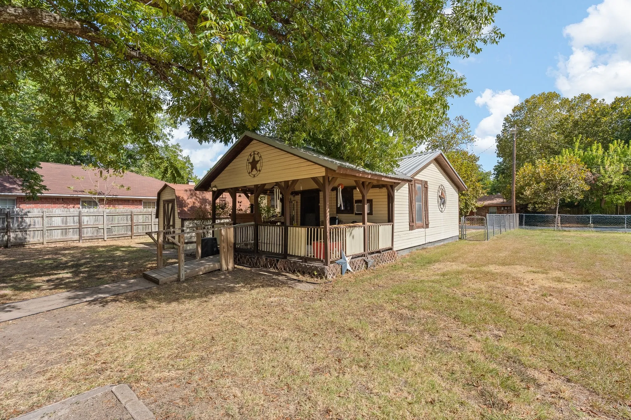 Single Family Residence For Sale in Johnson County , 706 W Lone Star Avenue, Cleburne, Texas 76033, 3 Bedroom, 1 Bathroom, Garage spaces, 936 Sqft, built in 1940, mls#21390207, Real Estate Agent in Cleburne, Homes For Sale in Johnson county, Homes For Sale in Cleburne, Realtor in Cleburne Texas, Real Estate Brokerage Independent Realty Texas, Luminita Cordes Realtor