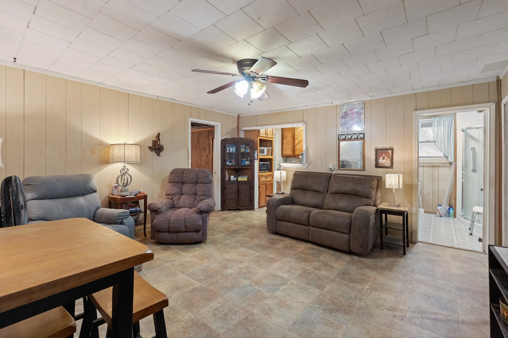 Single Family Residence For Sale in Johnson County , 706 W Lone Star Avenue, Cleburne, Texas 76033, 3 Bedroom, 1 Bathroom, Garage spaces, 936 Sqft, built in 1940, mls#21390207, Real Estate Agent in Cleburne, Homes For Sale in Johnson county, Homes For Sale in Cleburne, Realtor in Cleburne Texas, Real Estate Brokerage Independent Realty Texas, Luminita Cordes Realtor