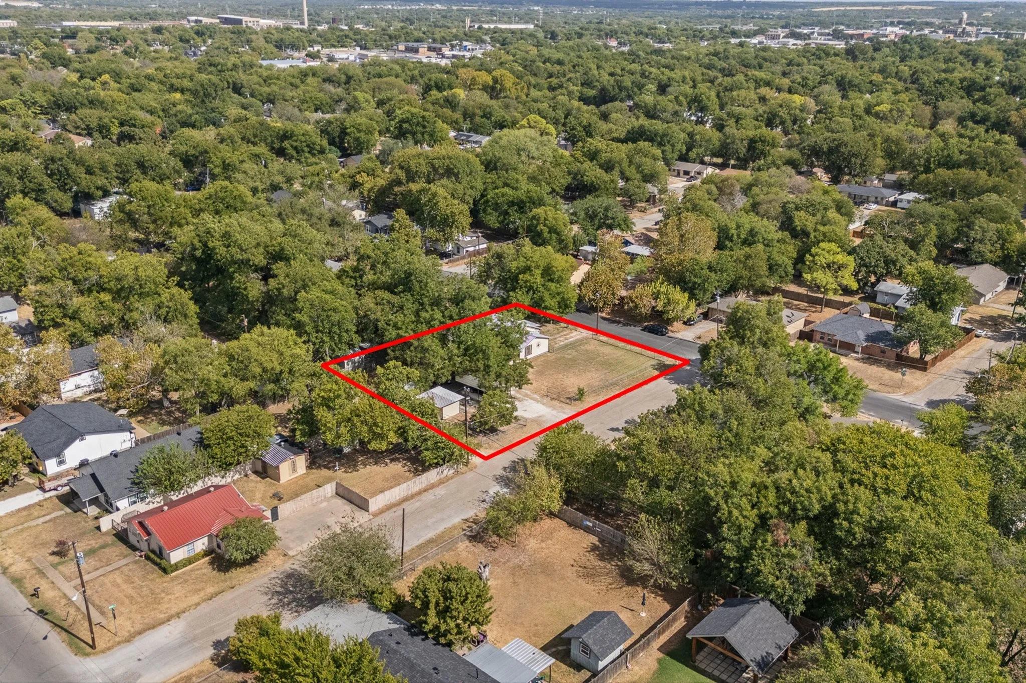 Single Family Residence For Sale in Johnson County , 706 W Lone Star Avenue, Cleburne, Texas 76033, 3 Bedroom, 1 Bathroom, Garage spaces, 936 Sqft, built in 1940, mls#21390207, Real Estate Agent in Cleburne, Homes For Sale in Johnson county, Homes For Sale in Cleburne, Realtor in Cleburne Texas, Real Estate Brokerage Independent Realty Texas, Luminita Cordes Realtor
