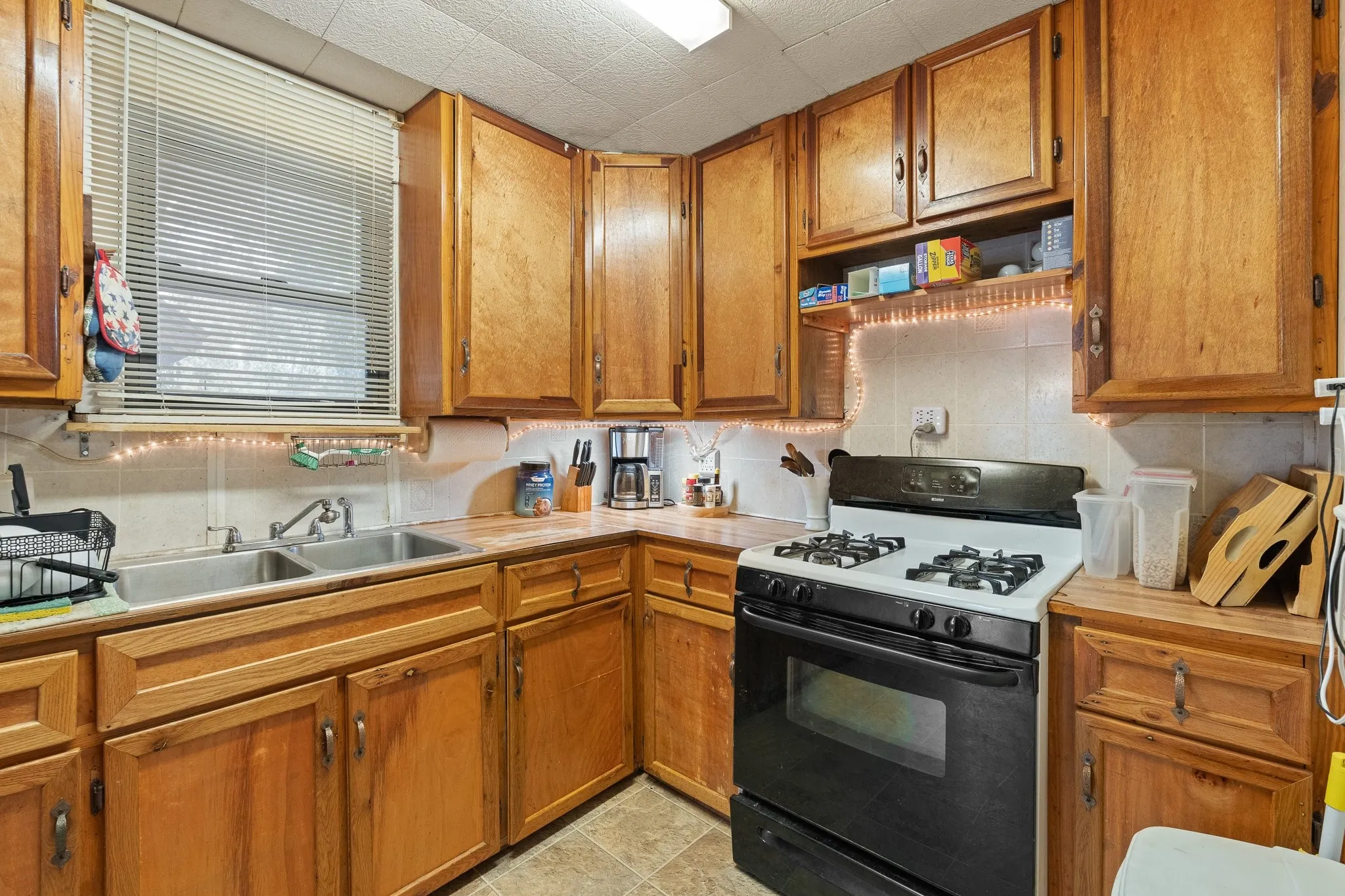 Single Family Residence For Sale in Johnson County , 706 W Lone Star Avenue, Cleburne, Texas 76033, 3 Bedroom, 1 Bathroom, Garage spaces, 936 Sqft, built in 1940, mls#21390207, Real Estate Agent in Cleburne, Homes For Sale in Johnson county, Homes For Sale in Cleburne, Realtor in Cleburne Texas, Real Estate Brokerage Independent Realty Texas, Luminita Cordes Realtor
