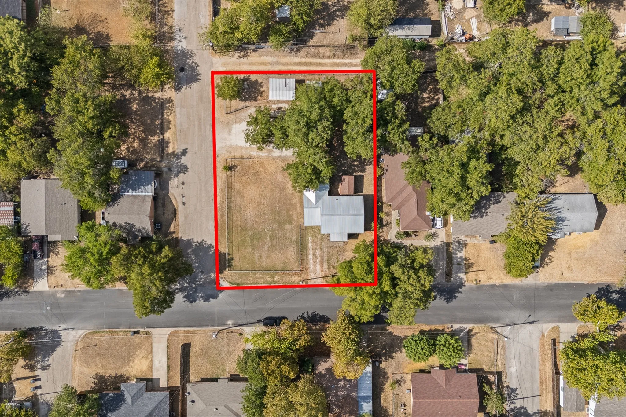 Single Family Residence For Sale in Johnson County , 706 W Lone Star Avenue, Cleburne, Texas 76033, 3 Bedroom, 1 Bathroom, Garage spaces, 936 Sqft, built in 1940, mls#21390207, Real Estate Agent in Cleburne, Homes For Sale in Johnson county, Homes For Sale in Cleburne, Realtor in Cleburne Texas, Real Estate Brokerage Independent Realty Texas, Luminita Cordes Realtor