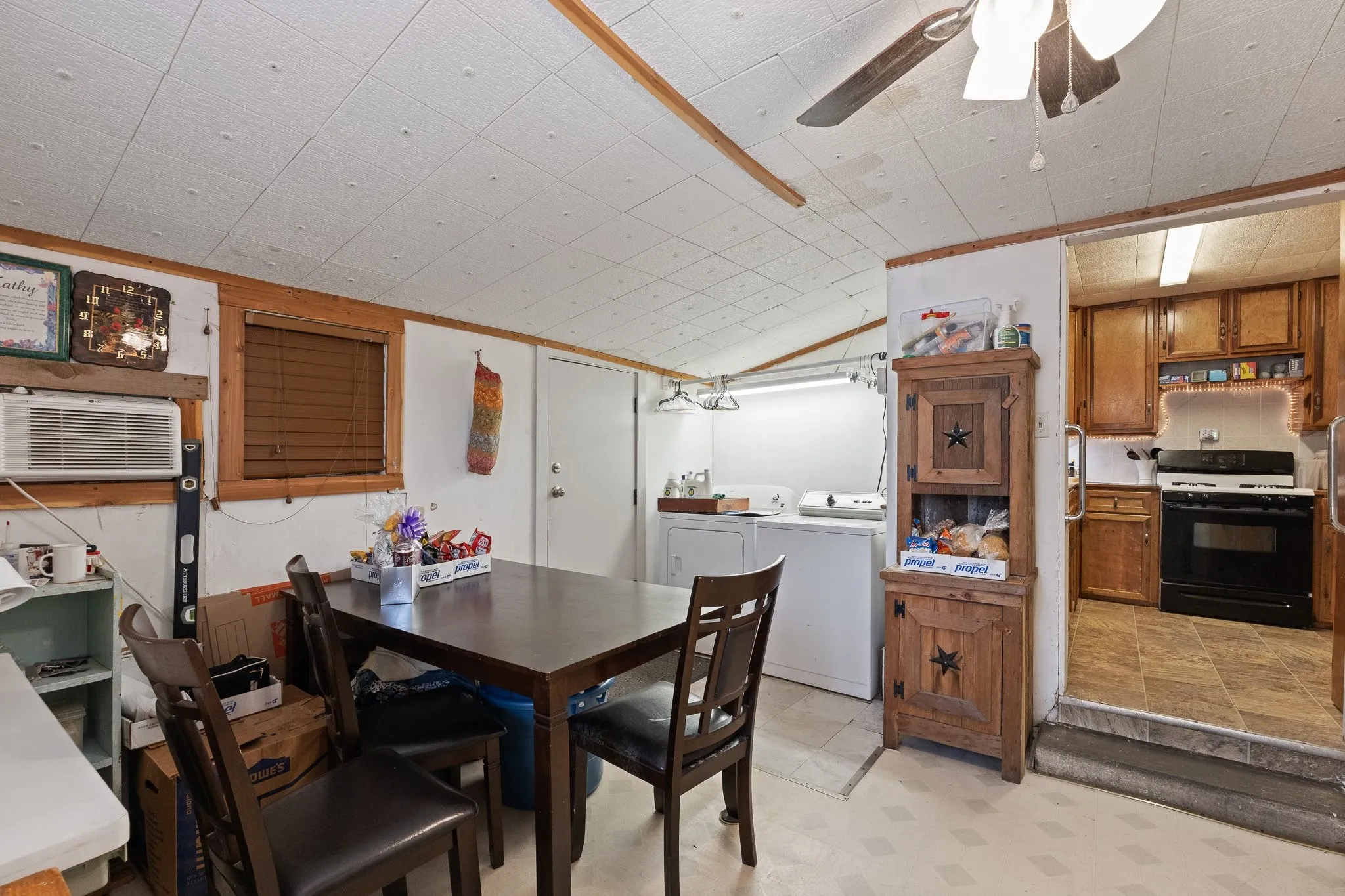Single Family Residence For Sale in Johnson County , 706 W Lone Star Avenue, Cleburne, Texas 76033, 3 Bedroom, 1 Bathroom, Garage spaces, 936 Sqft, built in 1940, mls#21390207, Real Estate Agent in Cleburne, Homes For Sale in Johnson county, Homes For Sale in Cleburne, Realtor in Cleburne Texas, Real Estate Brokerage Independent Realty Texas, Luminita Cordes Realtor