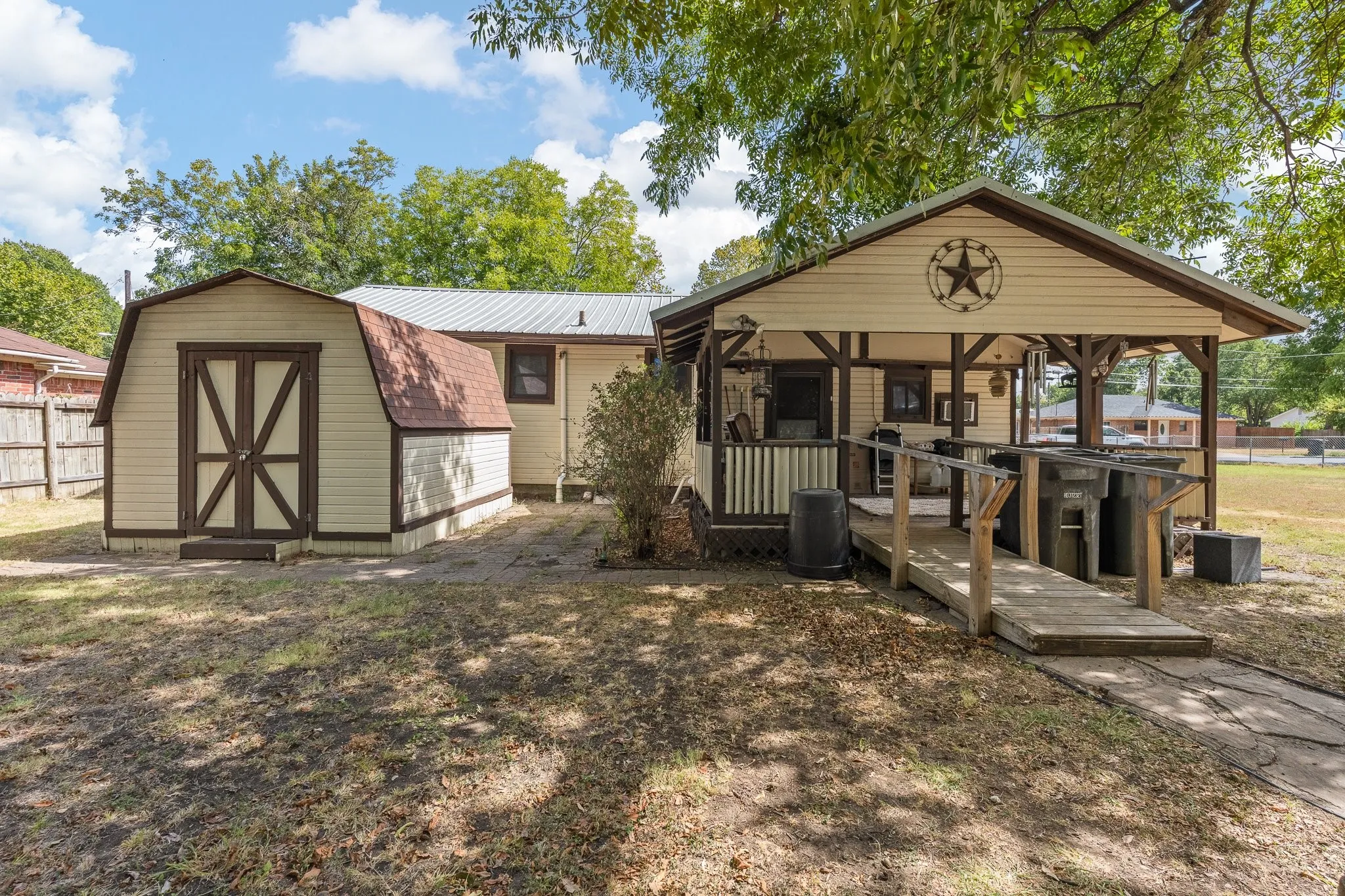 Single Family Residence For Sale in Johnson County , 706 W Lone Star Avenue, Cleburne, Texas 76033, 3 Bedroom, 1 Bathroom, Garage spaces, 936 Sqft, built in 1940, mls#21390207, Real Estate Agent in Cleburne, Homes For Sale in Johnson county, Homes For Sale in Cleburne, Realtor in Cleburne Texas, Real Estate Brokerage Independent Realty Texas, Luminita Cordes Realtor