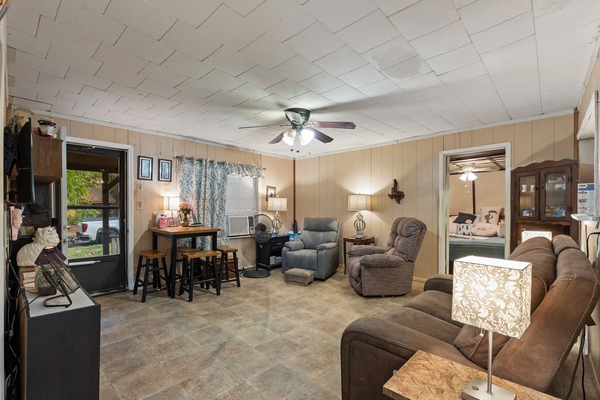 Single Family Residence For Sale in Johnson County , 706 W Lone Star Avenue, Cleburne, Texas 76033, 3 Bedroom, 1 Bathroom, Garage spaces, 936 Sqft, built in 1940, mls#21390207, Real Estate Agent in Cleburne, Homes For Sale in Johnson county, Homes For Sale in Cleburne, Realtor in Cleburne Texas, Real Estate Brokerage Independent Realty Texas, Luminita Cordes Realtor