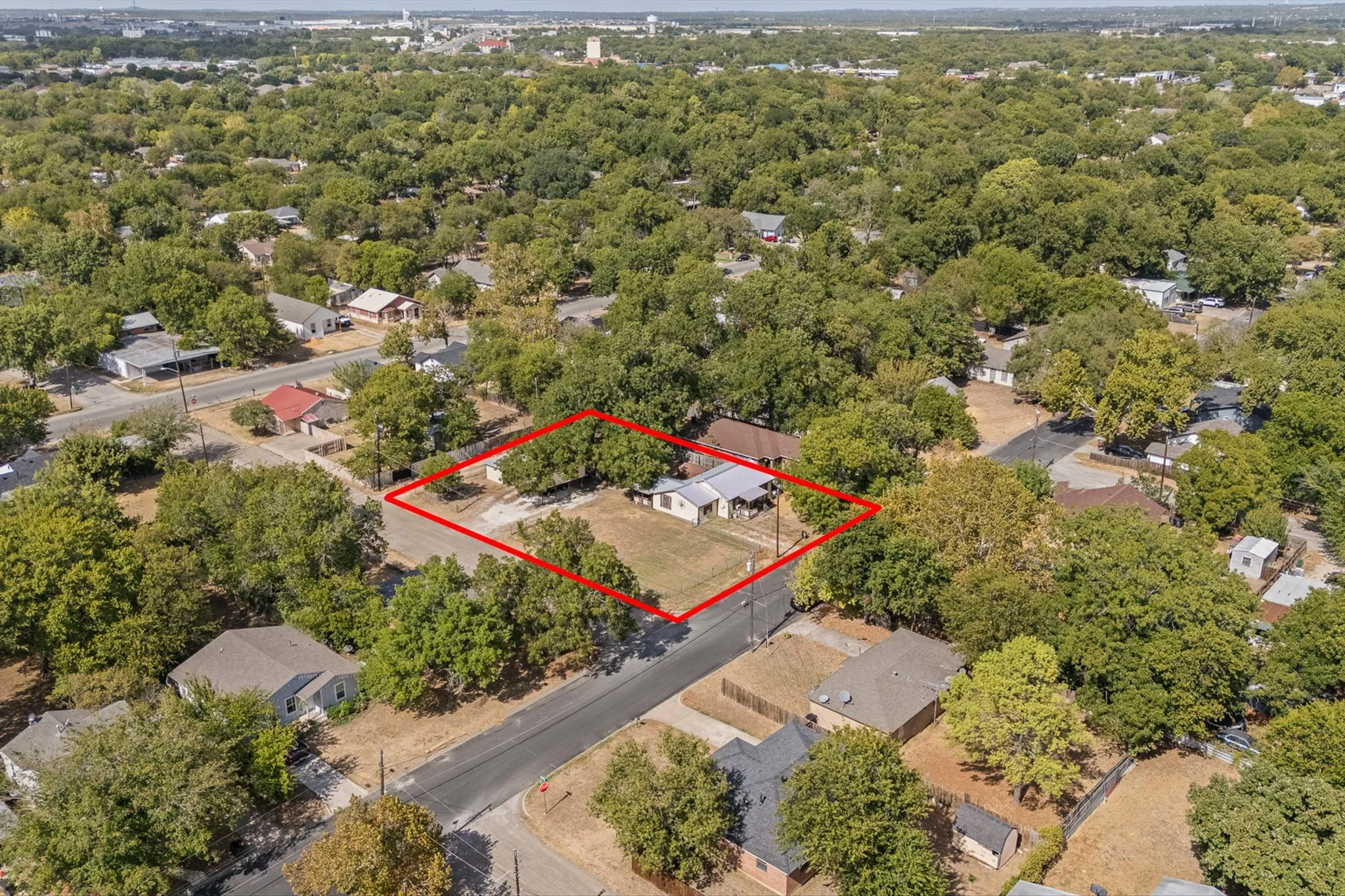 Single Family Residence For Sale in Johnson County , 706 W Lone Star Avenue, Cleburne, Texas 76033, 3 Bedroom, 1 Bathroom, Garage spaces, 936 Sqft, built in 1940, mls#21390207, Real Estate Agent in Cleburne, Homes For Sale in Johnson county, Homes For Sale in Cleburne, Realtor in Cleburne Texas, Real Estate Brokerage Independent Realty Texas, Luminita Cordes Realtor