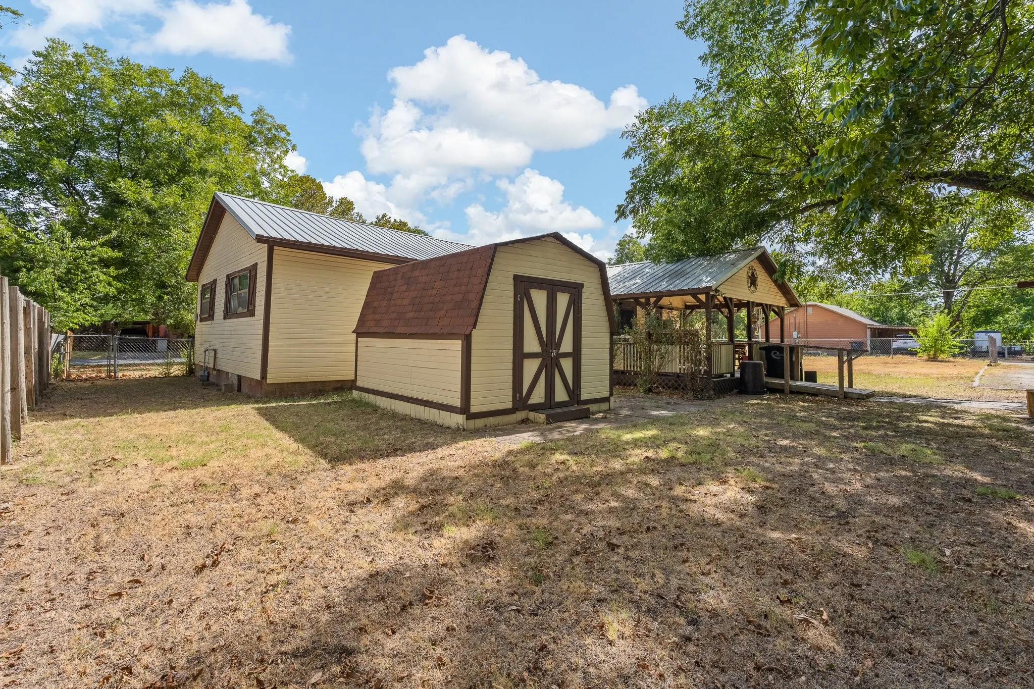 Single Family Residence For Sale in Johnson County , 706 W Lone Star Avenue, Cleburne, Texas 76033, 3 Bedroom, 1 Bathroom, Garage spaces, 936 Sqft, built in 1940, mls#21390207, Real Estate Agent in Cleburne, Homes For Sale in Johnson county, Homes For Sale in Cleburne, Realtor in Cleburne Texas, Real Estate Brokerage Independent Realty Texas, Luminita Cordes Realtor