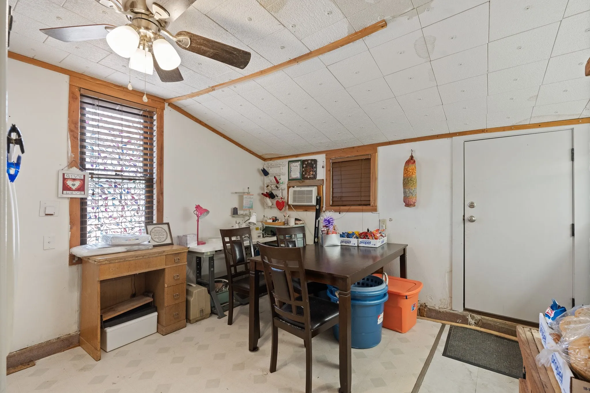 Single Family Residence For Sale in Johnson County , 706 W Lone Star Avenue, Cleburne, Texas 76033, 3 Bedroom, 1 Bathroom, Garage spaces, 936 Sqft, built in 1940, mls#21390207, Real Estate Agent in Cleburne, Homes For Sale in Johnson county, Homes For Sale in Cleburne, Realtor in Cleburne Texas, Real Estate Brokerage Independent Realty Texas, Luminita Cordes Realtor