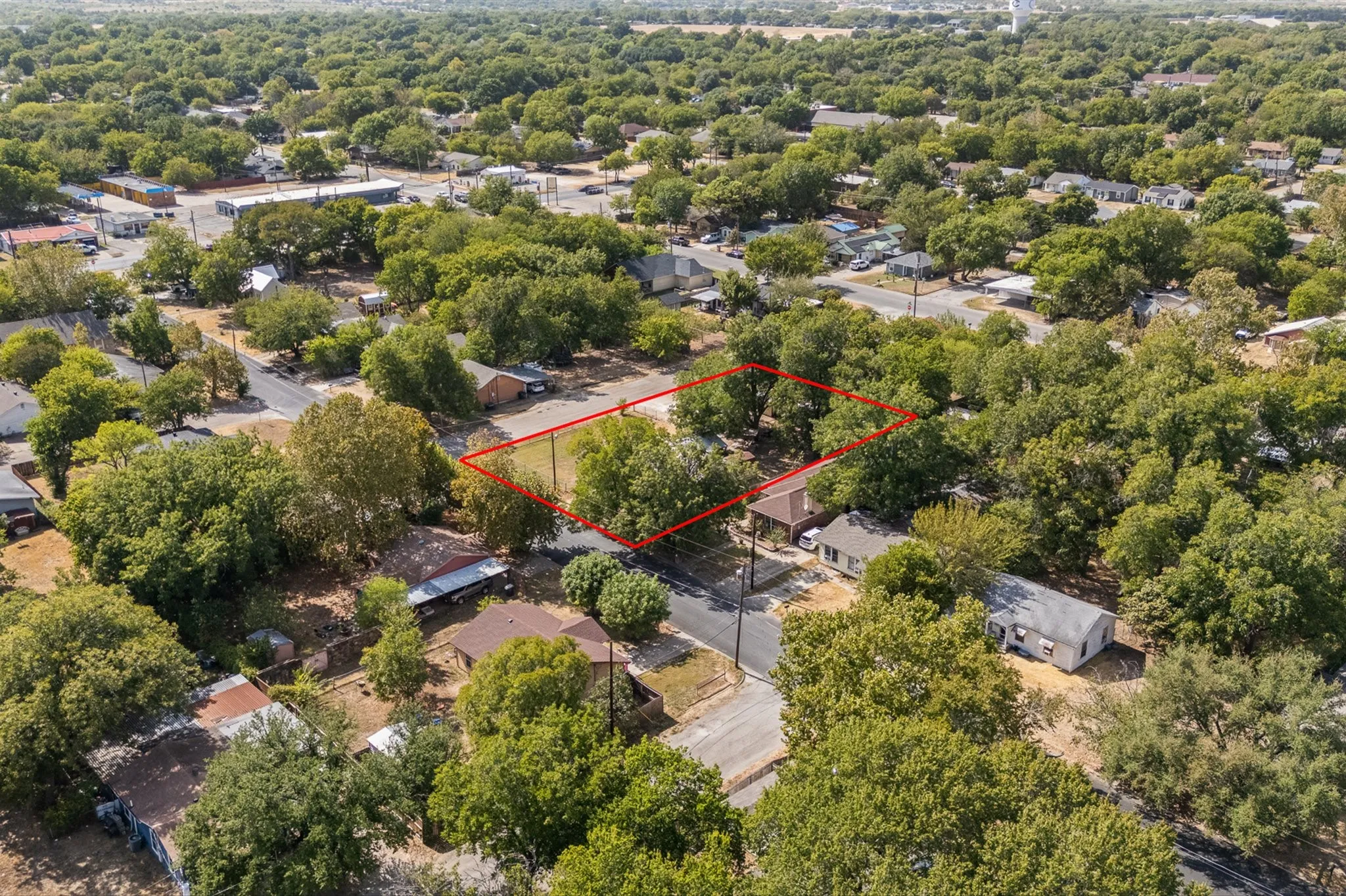 Single Family Residence For Sale in Johnson County , 706 W Lone Star Avenue, Cleburne, Texas 76033, 3 Bedroom, 1 Bathroom, Garage spaces, 936 Sqft, built in 1940, mls#21390207, Real Estate Agent in Cleburne, Homes For Sale in Johnson county, Homes For Sale in Cleburne, Realtor in Cleburne Texas, Real Estate Brokerage Independent Realty Texas, Luminita Cordes Realtor