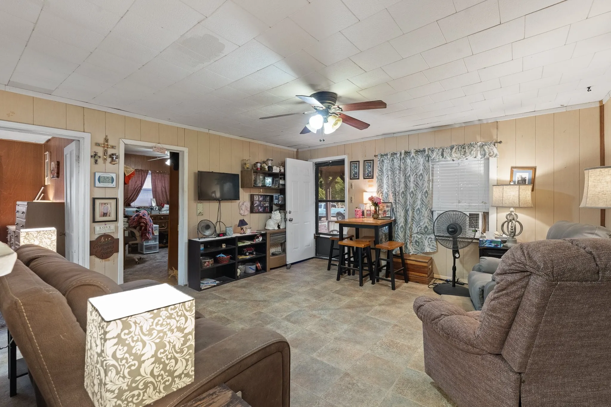 Single Family Residence For Sale in Johnson County , 706 W Lone Star Avenue, Cleburne, Texas 76033, 3 Bedroom, 1 Bathroom, Garage spaces, 936 Sqft, built in 1940, mls#21390207, Real Estate Agent in Cleburne, Homes For Sale in Johnson county, Homes For Sale in Cleburne, Realtor in Cleburne Texas, Real Estate Brokerage Independent Realty Texas, Luminita Cordes Realtor