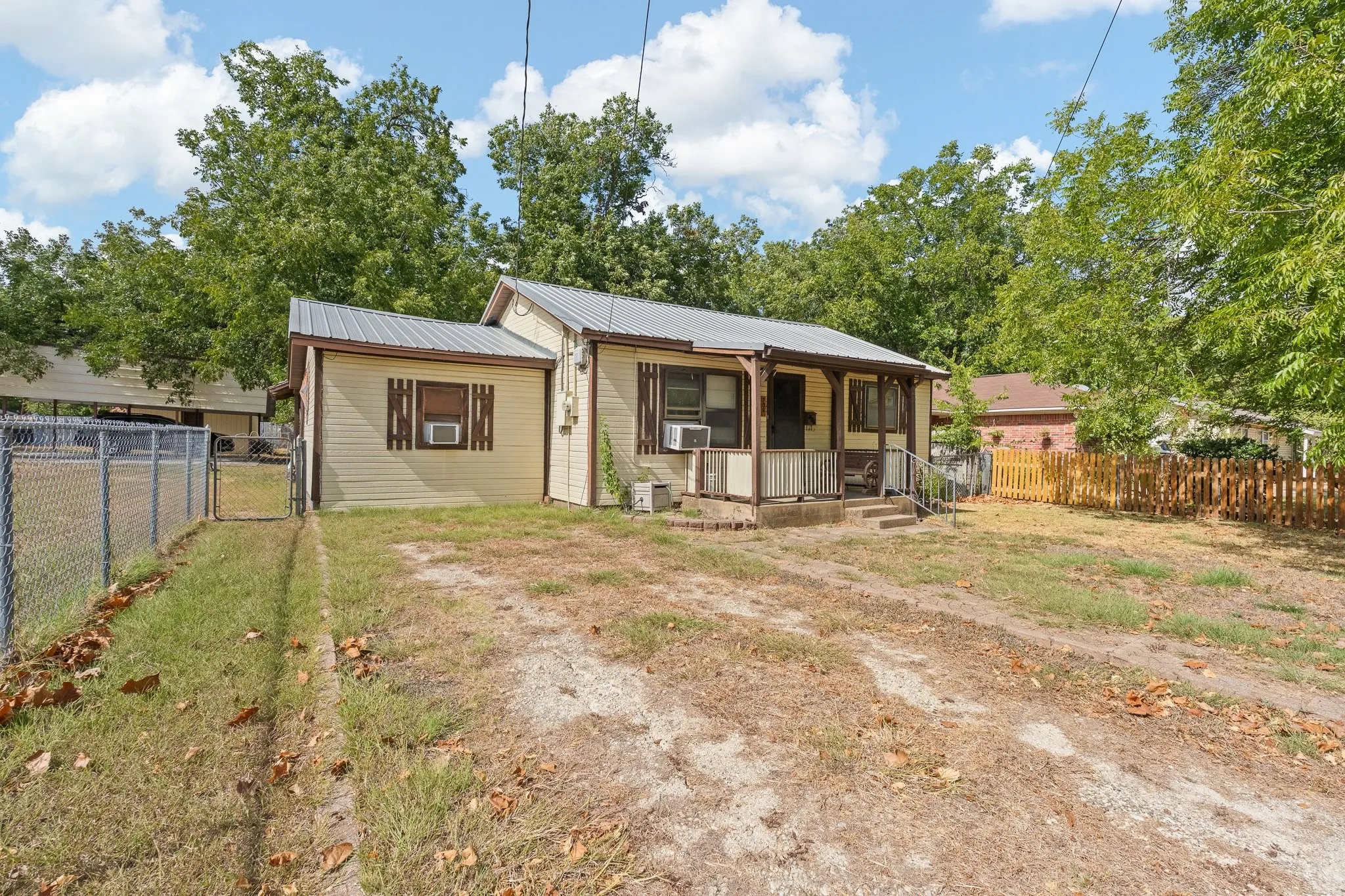 Single Family Residence For Sale in Johnson County , 706 W Lone Star Avenue, Cleburne, Texas 76033, 3 Bedroom, 1 Bathroom, Garage spaces, 936 Sqft, built in 1940, mls#21390207, Real Estate Agent in Cleburne, Homes For Sale in Johnson county, Homes For Sale in Cleburne, Realtor in Cleburne Texas, Real Estate Brokerage Independent Realty Texas, Luminita Cordes Realtor