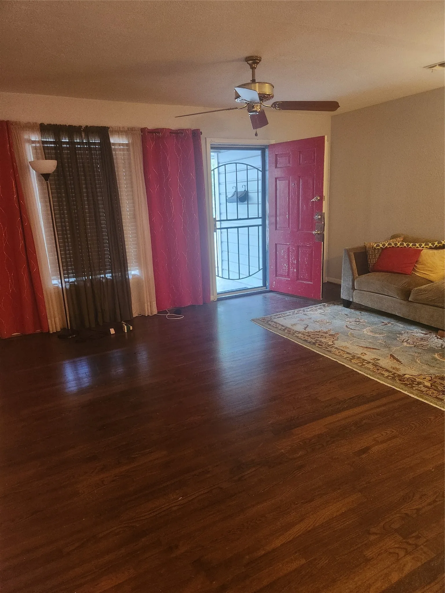 Single Family Residence For Sale in Tarrant County , 822 Woodrow Street, Arlington, Texas 76012, 4 Bedroom, 1 Bathroom, Garage spaces, 1,330 Sqft, built in 1953, mls#21389769, Real Estate Agent in Arlington, Homes For Sale in Tarrant county, Homes For Sale in Arlington, Realtor in Arlington Texas, Real Estate Brokerage Independent Realty Texas, Luminita Cordes Realtor