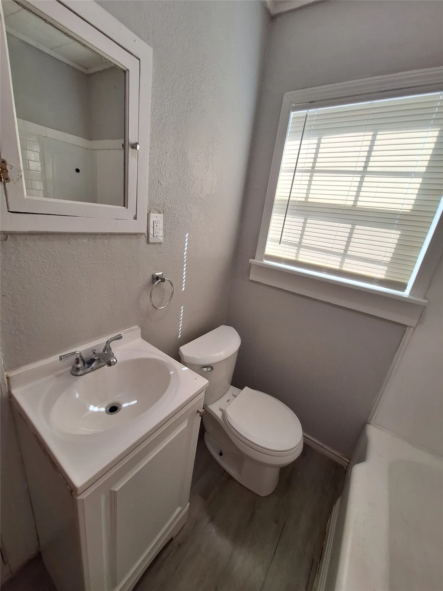 Single Family Residence For Rent in Taylor County , 3150 S 12th Street, Abilene, Texas 79605, 2 Bedroom, 1 Bathroom, 1 Garage spaces, 818 Sqft, built in 1948, mls#21390222, Real Estate Agent in Abilene, Homes For Rent in Taylor county, Homes For Rent in Abilene, Realtor in Abilene Texas, Real Estate Brokerage Independent Realty Texas, Luminita Cordes Realtor