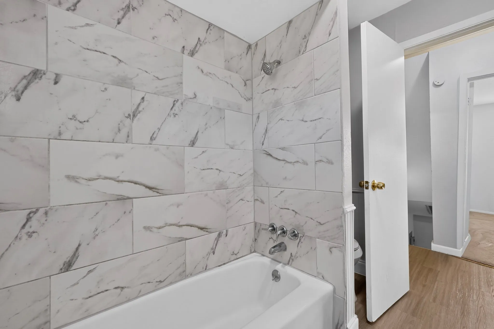 1427 bathroom upstairs shower and tub
