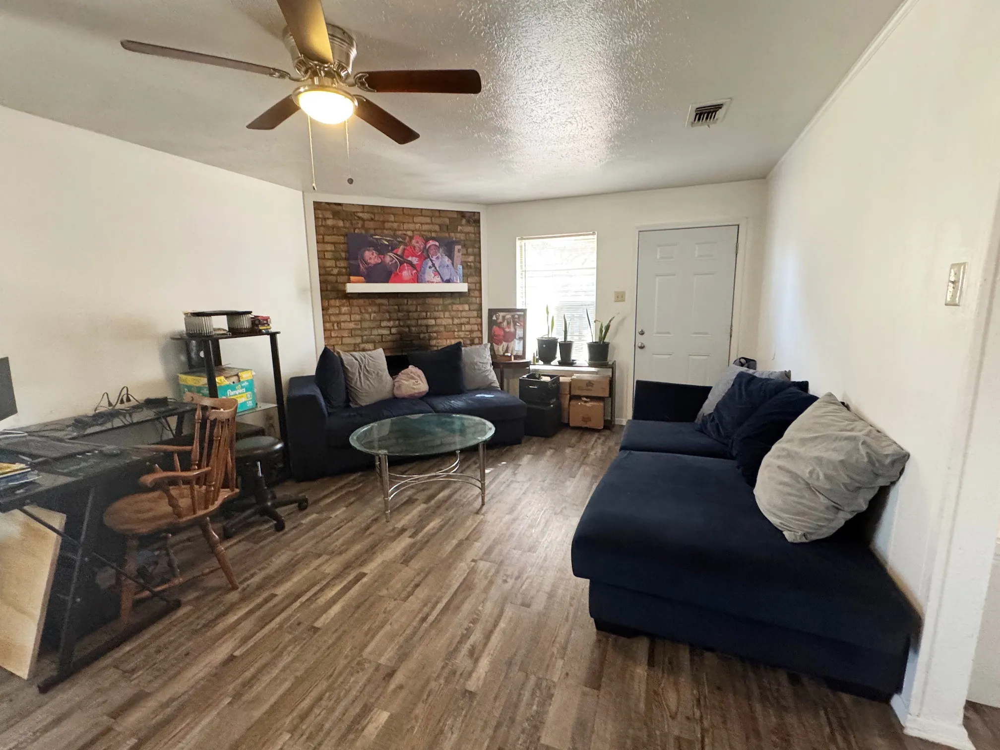 1425 living room showing front door