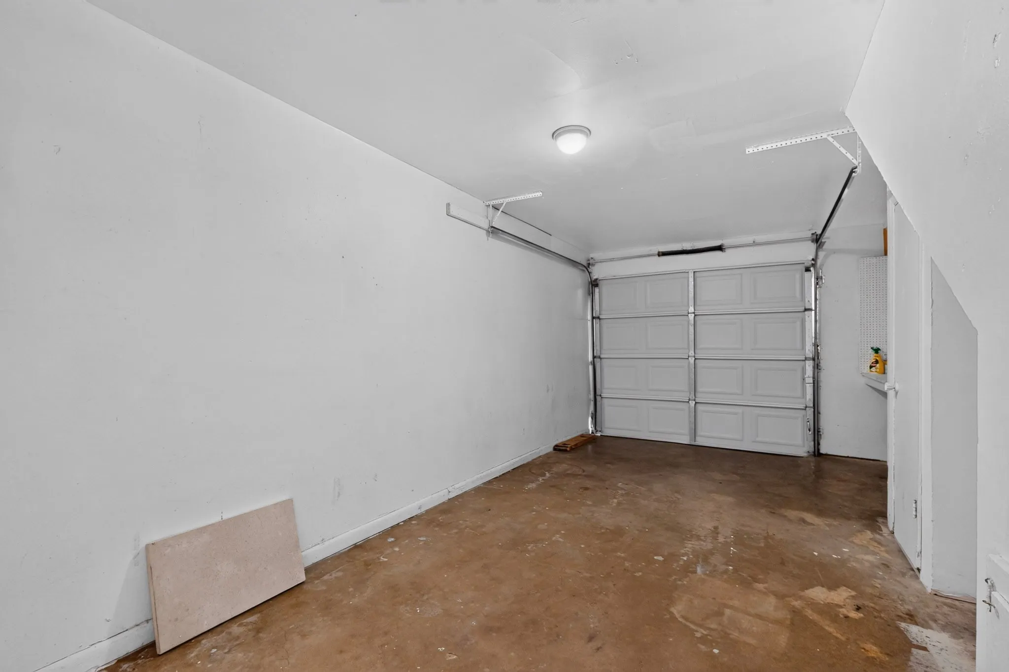 1427 attached single car garage