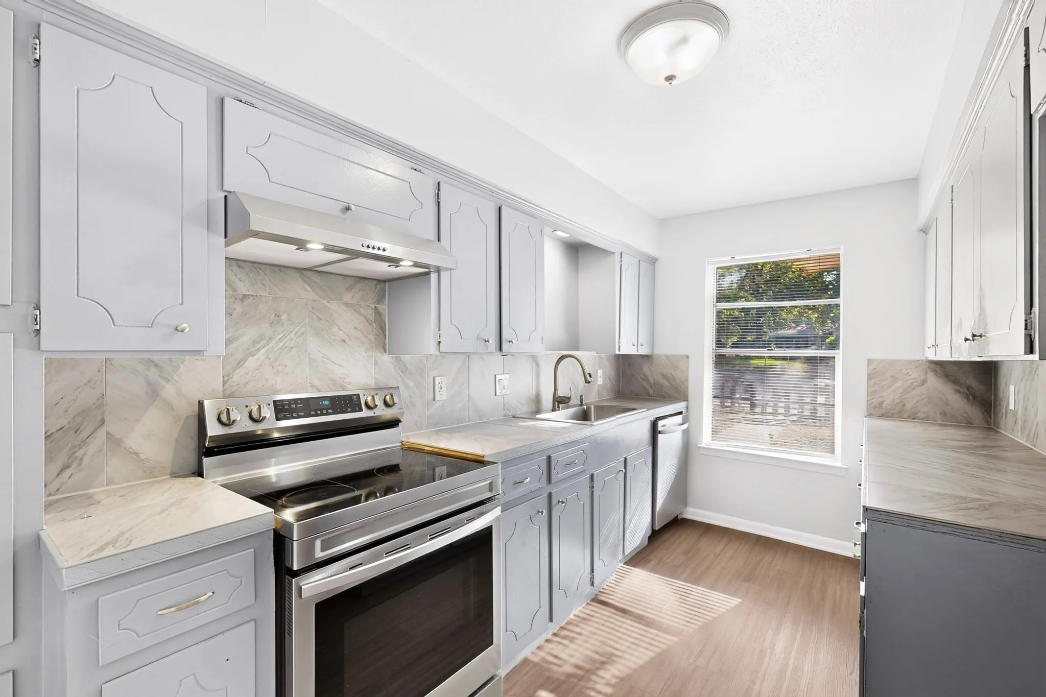 1427 view into kitchen from living room