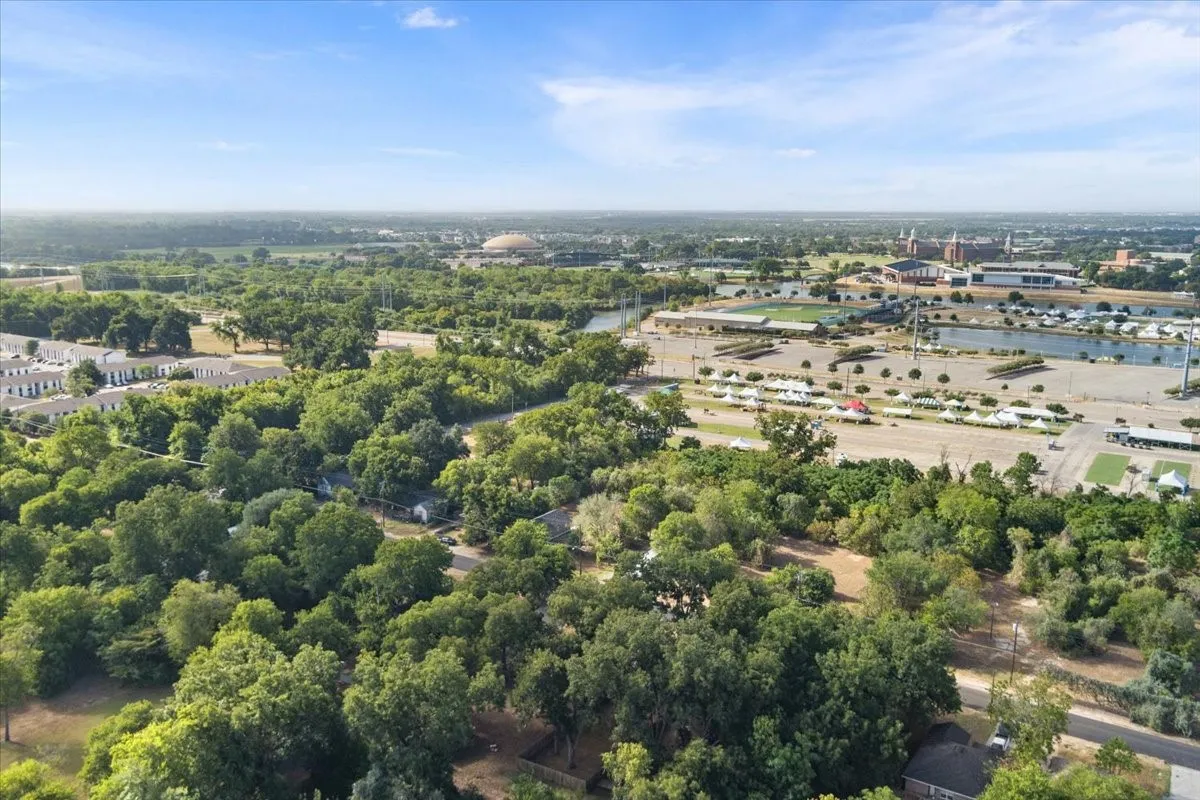 Single Family Residence For Sale in Mc Lennan County , 1212 Spring Street, Waco, Texas 76704, 2 Bedroom, 1 Bathroom, 1 Garage spaces, 912 Sqft, built in 2003, mls#21388325, Real Estate Agent in Waco, Homes For Sale in Mc Lennan county, Homes For Sale in Waco, Realtor in Waco Texas, Real Estate Brokerage Independent Realty Texas, Luminita Cordes Realtor