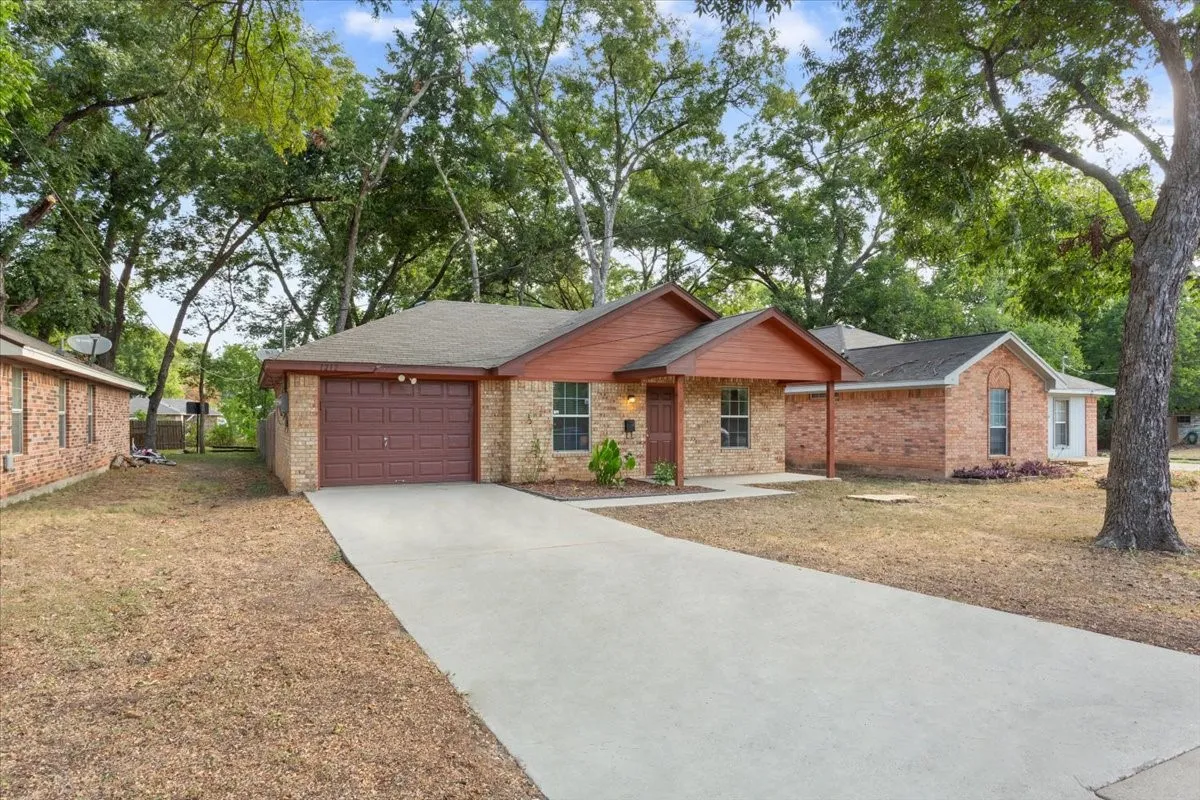 Single Family Residence For Sale in Mc Lennan County , 1212 Spring Street, Waco, Texas 76704, 2 Bedroom, 1 Bathroom, 1 Garage spaces, 912 Sqft, built in 2003, mls#21388325, Real Estate Agent in Waco, Homes For Sale in Mc Lennan county, Homes For Sale in Waco, Realtor in Waco Texas, Real Estate Brokerage Independent Realty Texas, Luminita Cordes Realtor