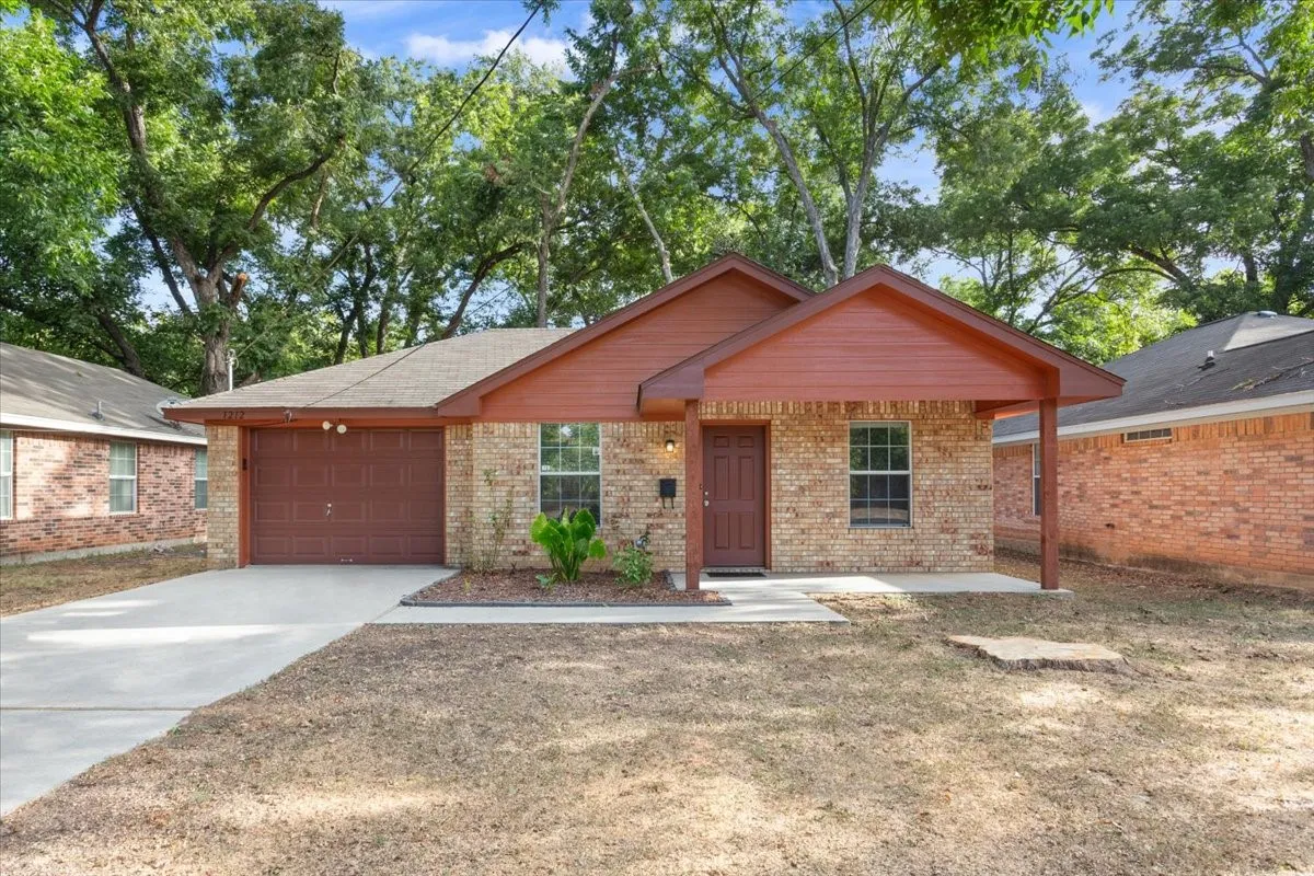 Single Family Residence For Sale in Mc Lennan County , 1212 Spring Street, Waco, Texas 76704, 2 Bedroom, 1 Bathroom, 1 Garage spaces, 912 Sqft, built in 2003, mls#21388325, Real Estate Agent in Waco, Homes For Sale in Mc Lennan county, Homes For Sale in Waco, Realtor in Waco Texas, Real Estate Brokerage Independent Realty Texas, Luminita Cordes Realtor
