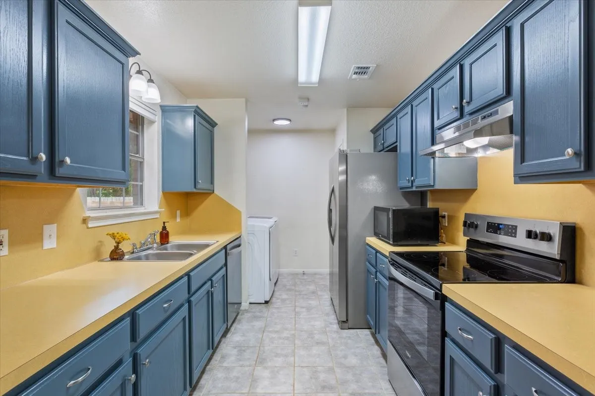 Single Family Residence For Sale in Mc Lennan County , 1212 Spring Street, Waco, Texas 76704, 2 Bedroom, 1 Bathroom, 1 Garage spaces, 912 Sqft, built in 2003, mls#21388325, Real Estate Agent in Waco, Homes For Sale in Mc Lennan county, Homes For Sale in Waco, Realtor in Waco Texas, Real Estate Brokerage Independent Realty Texas, Luminita Cordes Realtor