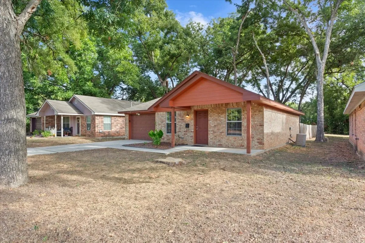 Single Family Residence For Sale in Mc Lennan County , 1212 Spring Street, Waco, Texas 76704, 2 Bedroom, 1 Bathroom, 1 Garage spaces, 912 Sqft, built in 2003, mls#21388325, Real Estate Agent in Waco, Homes For Sale in Mc Lennan county, Homes For Sale in Waco, Realtor in Waco Texas, Real Estate Brokerage Independent Realty Texas, Luminita Cordes Realtor