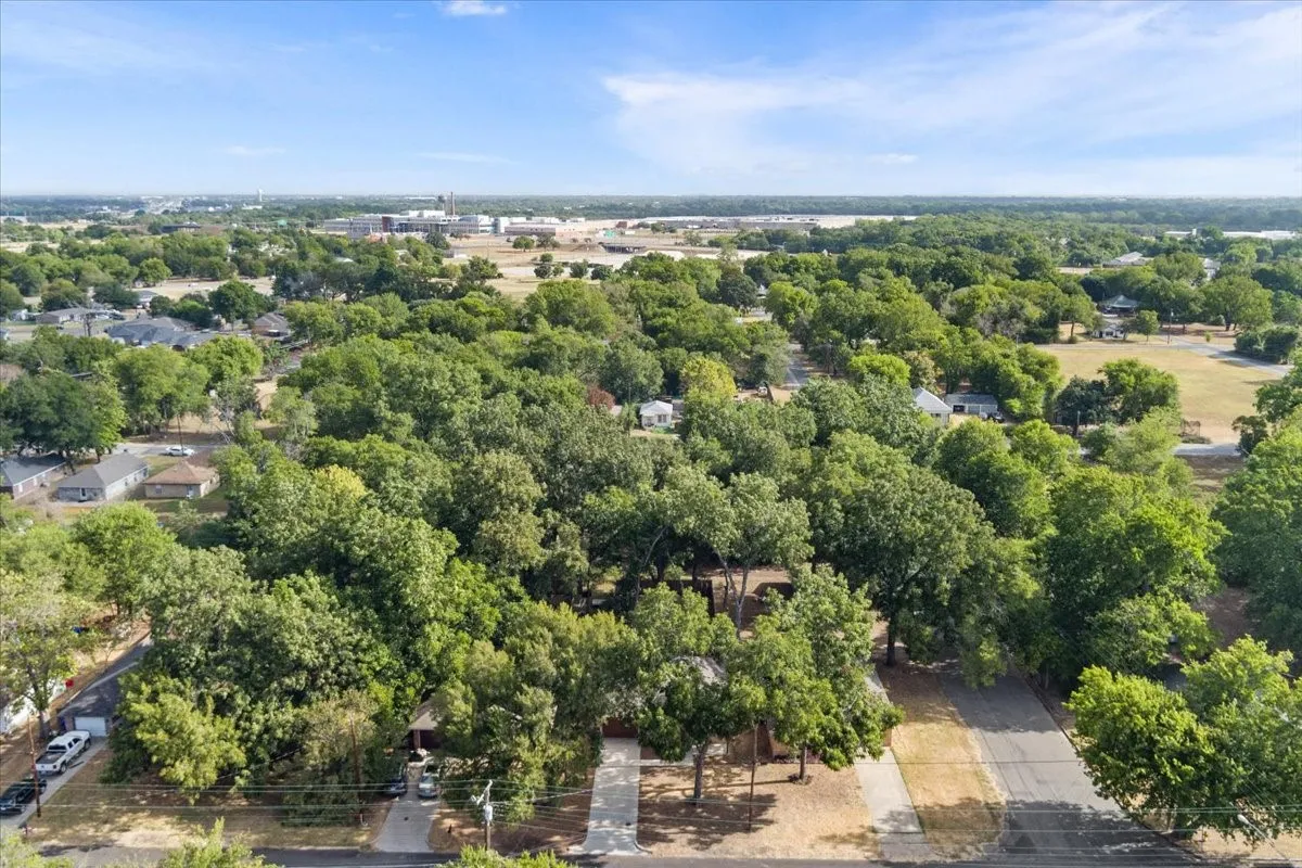 Single Family Residence For Sale in Mc Lennan County , 1212 Spring Street, Waco, Texas 76704, 2 Bedroom, 1 Bathroom, 1 Garage spaces, 912 Sqft, built in 2003, mls#21388325, Real Estate Agent in Waco, Homes For Sale in Mc Lennan county, Homes For Sale in Waco, Realtor in Waco Texas, Real Estate Brokerage Independent Realty Texas, Luminita Cordes Realtor