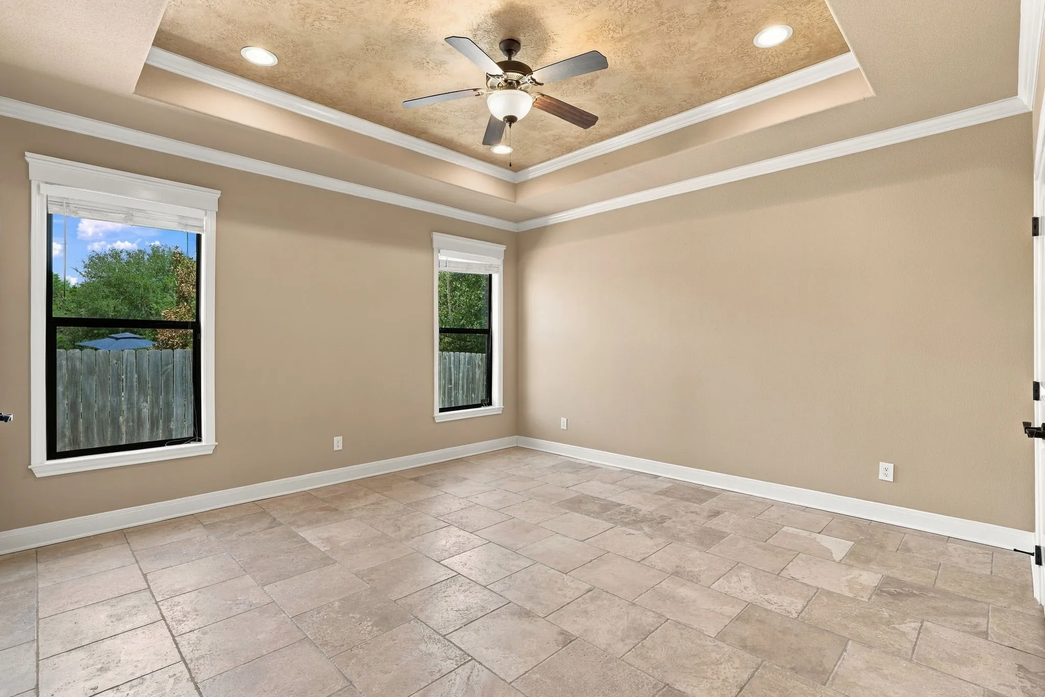 Tray ceiling with decorative finish and recessed lighting