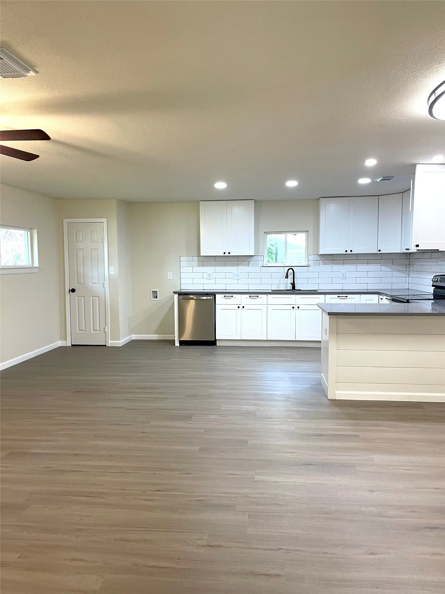 Single Family Residence For Sale in Tarrant County , 7019 Darling Street, Azle, Texas 76020, 3 Bedroom, 2 Bathroom, 2 Garage spaces, 1,470 Sqft, built in 1960, mls#21388949, Real Estate Agent in Azle, Homes For Sale in Tarrant county, Homes For Sale in Azle, Realtor in Azle Texas, Real Estate Brokerage Independent Realty Texas, Luminita Cordes Realtor