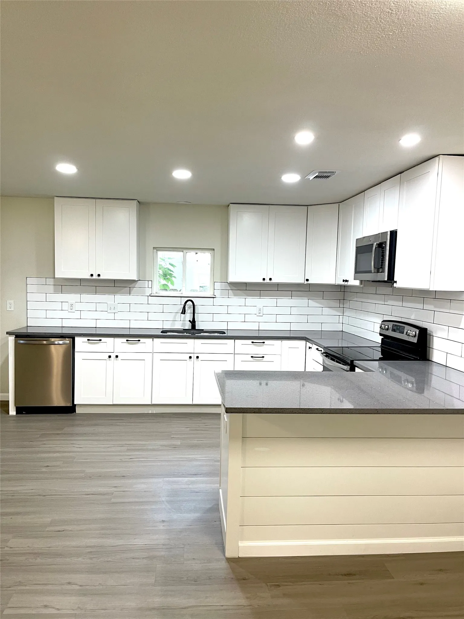 Single Family Residence For Sale in Tarrant County , 7019 Darling Street, Azle, Texas 76020, 3 Bedroom, 2 Bathroom, 2 Garage spaces, 1,470 Sqft, built in 1960, mls#21388949, Real Estate Agent in Azle, Homes For Sale in Tarrant county, Homes For Sale in Azle, Realtor in Azle Texas, Real Estate Brokerage Independent Realty Texas, Luminita Cordes Realtor
