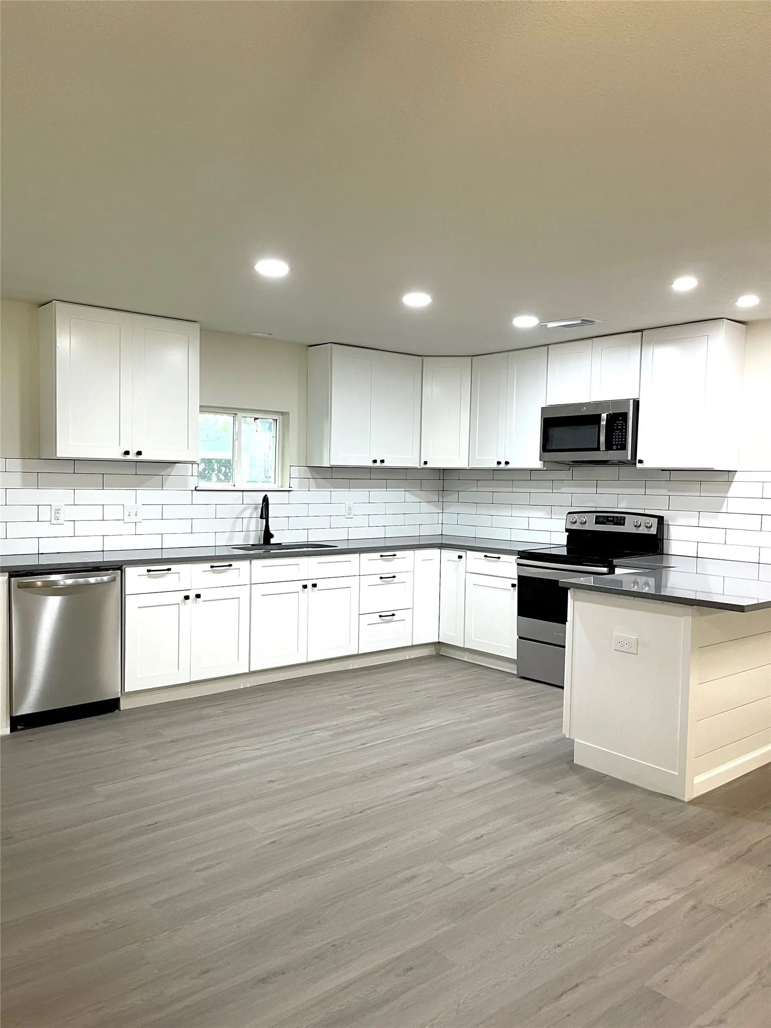 Single Family Residence For Sale in Tarrant County , 7019 Darling Street, Azle, Texas 76020, 3 Bedroom, 2 Bathroom, 2 Garage spaces, 1,470 Sqft, built in 1960, mls#21388949, Real Estate Agent in Azle, Homes For Sale in Tarrant county, Homes For Sale in Azle, Realtor in Azle Texas, Real Estate Brokerage Independent Realty Texas, Luminita Cordes Realtor