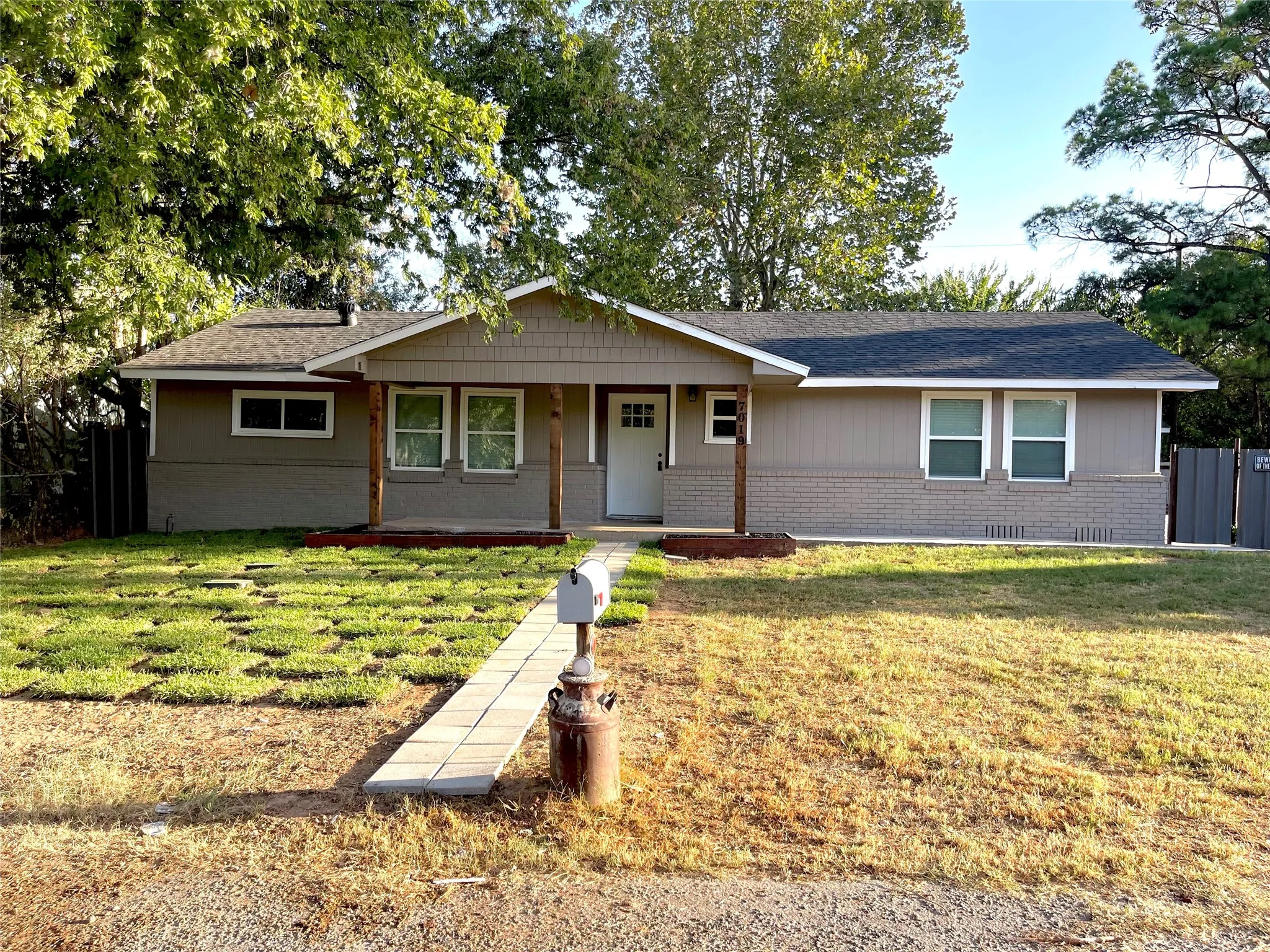 Single Family Residence For Sale in Tarrant County , 7019 Darling Street, Azle, Texas 76020, 3 Bedroom, 2 Bathroom, 2 Garage spaces, 1,470 Sqft, built in 1960, mls#21388949, Real Estate Agent in Azle, Homes For Sale in Tarrant county, Homes For Sale in Azle, Realtor in Azle Texas, Real Estate Brokerage Independent Realty Texas, Luminita Cordes Realtor