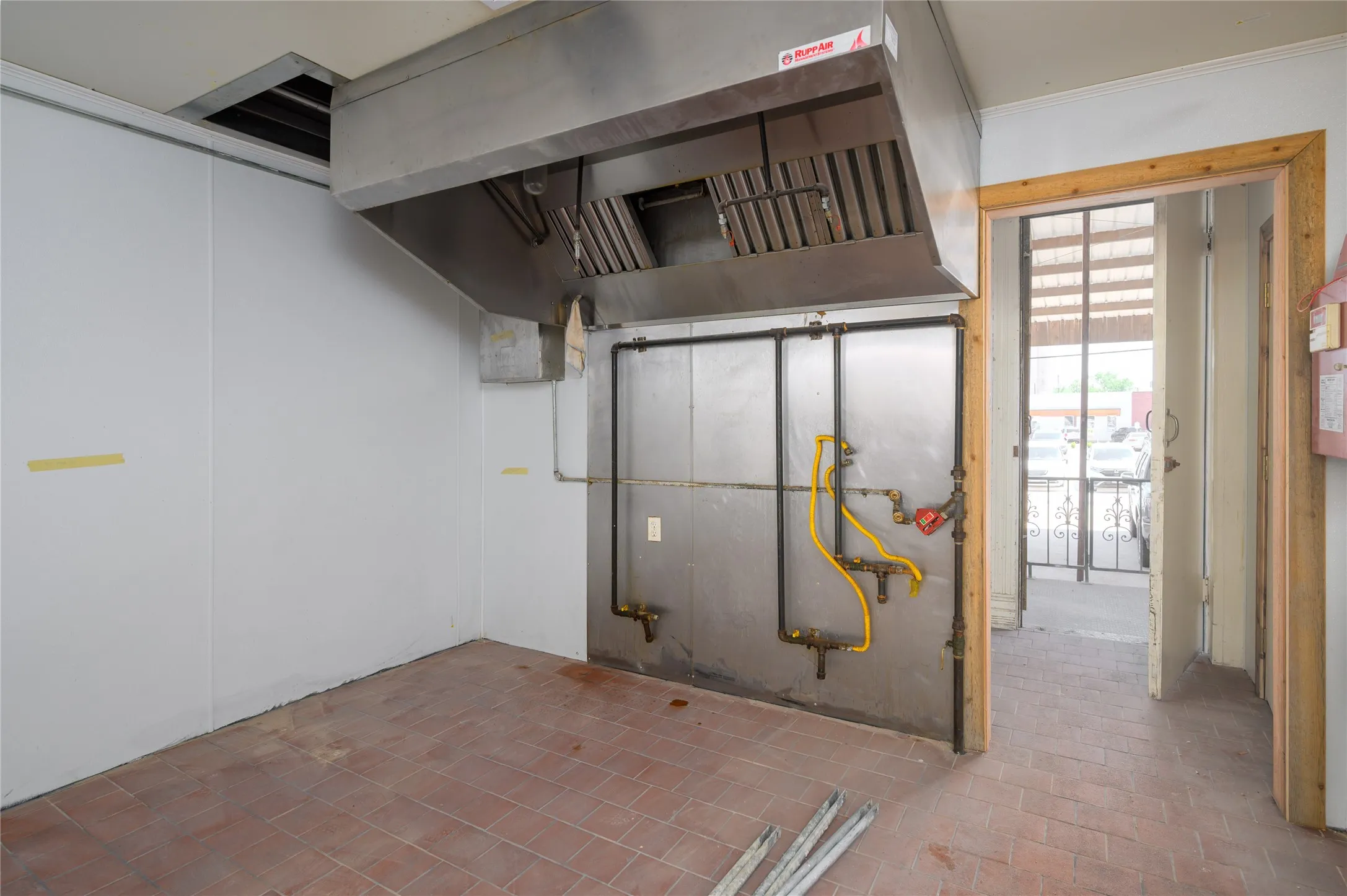 Retail For Rent in Grayson County , 120 W Main Street, Denison, Texas 75021, 0, 0, Garage spaces, 0 Sqft, built in 1898, mls#21390232, Real Estate Agent in Denison, Homes For Rent in Grayson county, Homes For Rent in Denison, Realtor in Denison Texas, Real Estate Brokerage Independent Realty Texas, Luminita Cordes Realtor