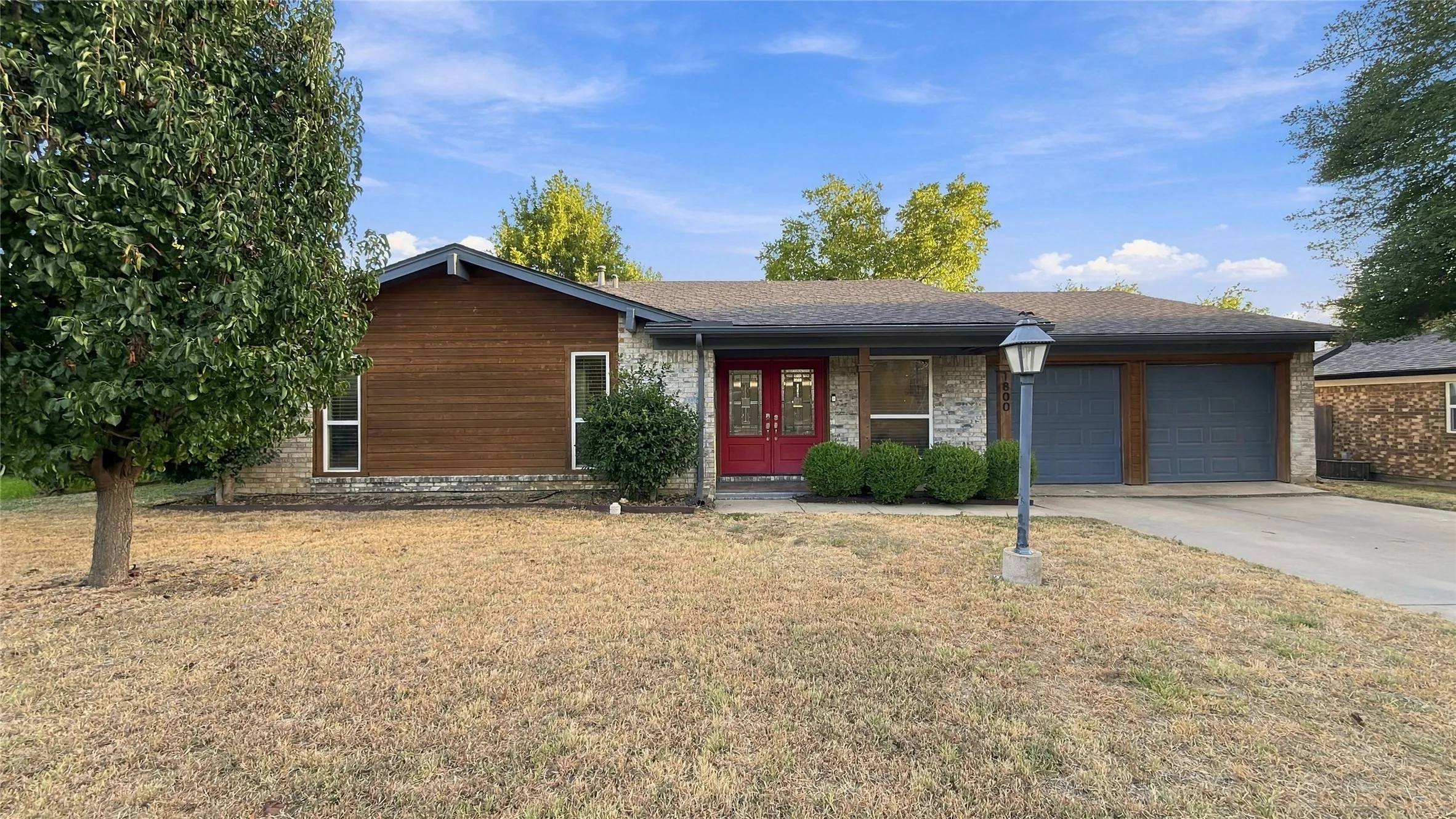 Single Family Residence For Sale in Tarrant County , 1800 Lexington Place, Bedford, Texas 76022, 4 Bedroom, 2 Bathroom, 2 Garage spaces, 1,709 Sqft, built in 1968, mls#21389464, Real Estate Agent in Bedford, Homes For Sale in Tarrant county, Homes For Sale in Bedford, Realtor in Bedford Texas, Real Estate Brokerage Independent Realty Texas, Luminita Cordes Realtor