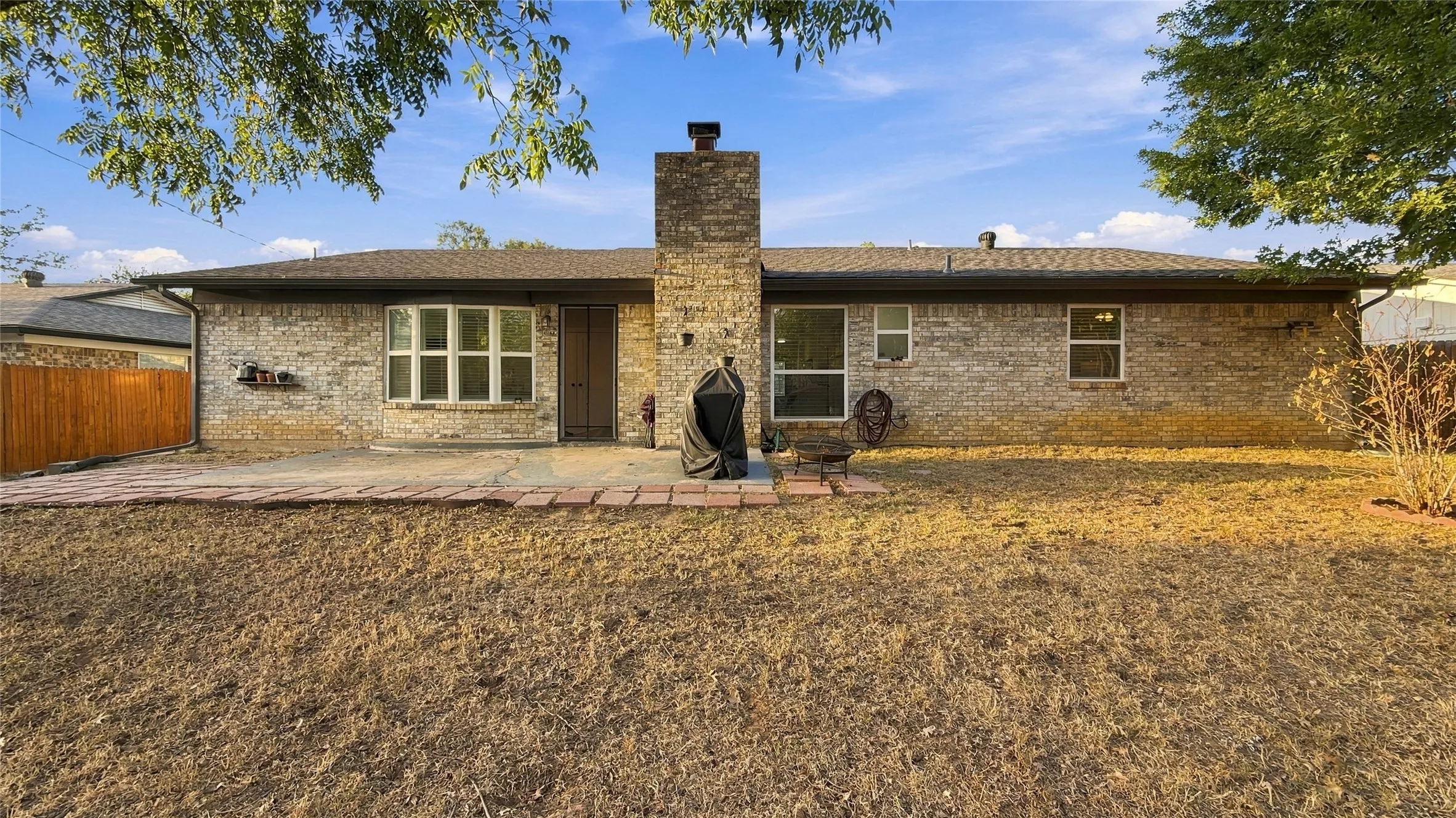 Single Family Residence For Sale in Tarrant County , 1800 Lexington Place, Bedford, Texas 76022, 4 Bedroom, 2 Bathroom, 2 Garage spaces, 1,709 Sqft, built in 1968, mls#21389464, Real Estate Agent in Bedford, Homes For Sale in Tarrant county, Homes For Sale in Bedford, Realtor in Bedford Texas, Real Estate Brokerage Independent Realty Texas, Luminita Cordes Realtor