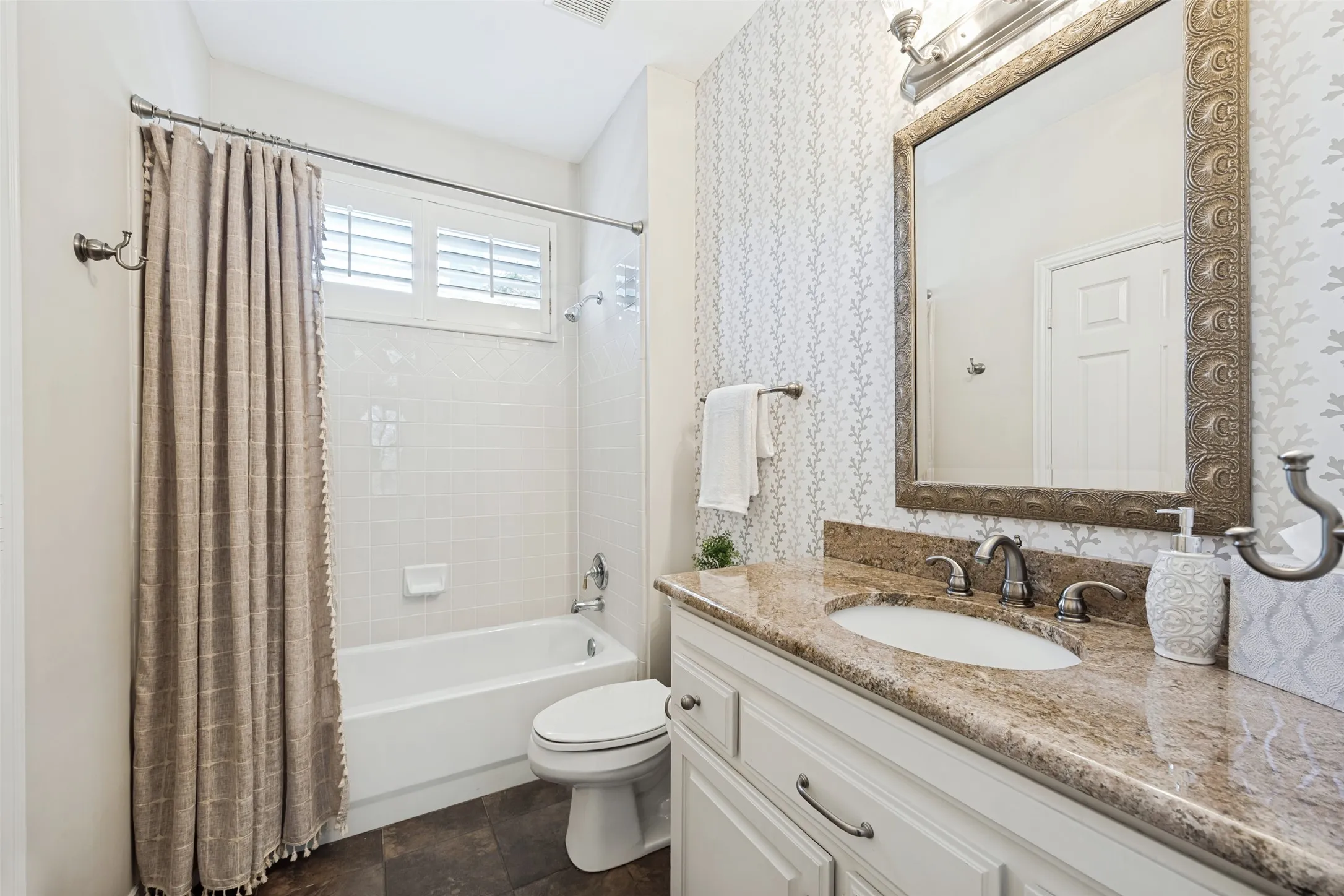 Single Family Residence For Sale in Dallas County , 7514 Spicewood Drive, Garland, Texas 75044, 3 Bedroom, 3 Bathroom, 2 Garage spaces, 2,623 Sqft, built in 2001, mls#21383805, Real Estate Agent in Garland, Homes For Sale in Dallas county, Homes For Sale in Garland, Realtor in Garland Texas, Real Estate Brokerage Independent Realty Texas, Luminita Cordes Realtor