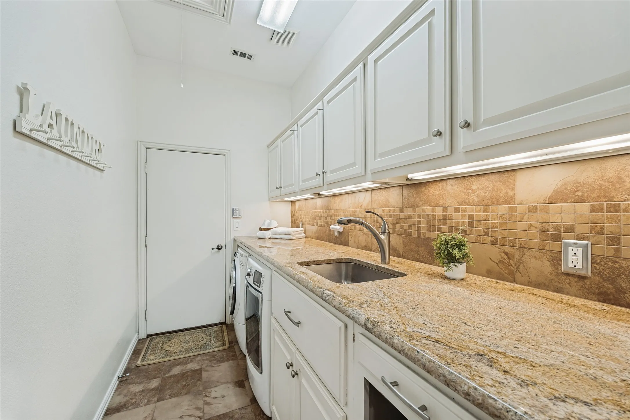 Single Family Residence For Sale in Dallas County , 7514 Spicewood Drive, Garland, Texas 75044, 3 Bedroom, 3 Bathroom, 2 Garage spaces, 2,623 Sqft, built in 2001, mls#21383805, Real Estate Agent in Garland, Homes For Sale in Dallas county, Homes For Sale in Garland, Realtor in Garland Texas, Real Estate Brokerage Independent Realty Texas, Luminita Cordes Realtor