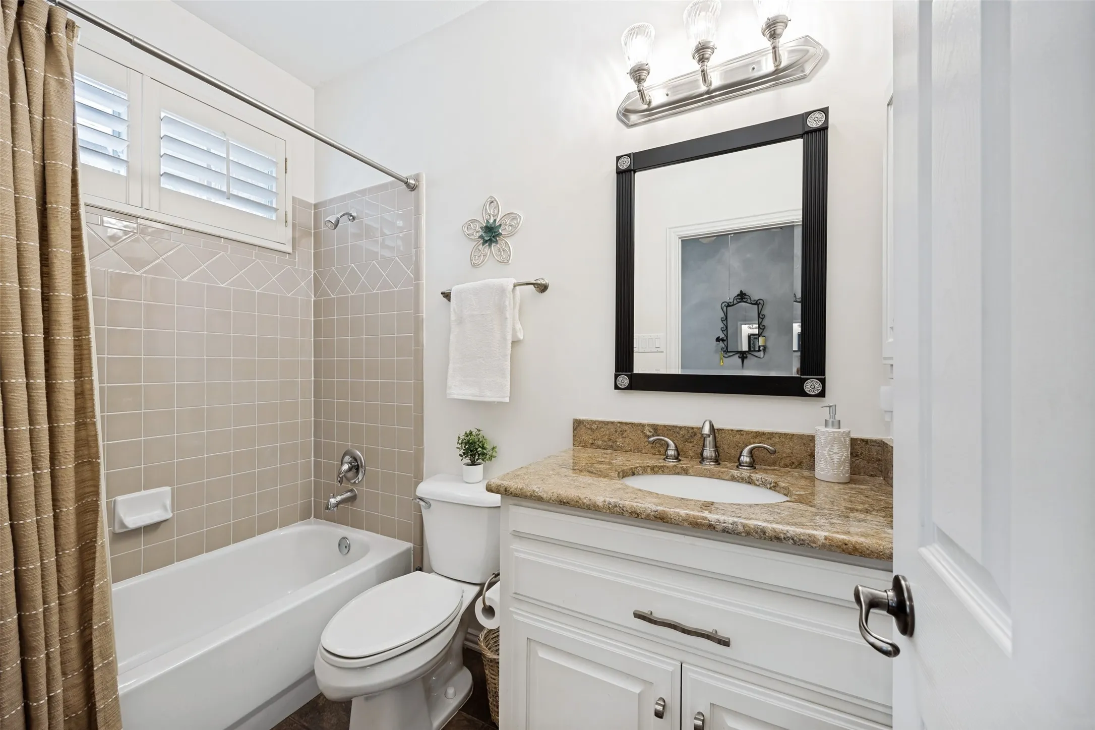 Single Family Residence For Sale in Dallas County , 7514 Spicewood Drive, Garland, Texas 75044, 3 Bedroom, 3 Bathroom, 2 Garage spaces, 2,623 Sqft, built in 2001, mls#21383805, Real Estate Agent in Garland, Homes For Sale in Dallas county, Homes For Sale in Garland, Realtor in Garland Texas, Real Estate Brokerage Independent Realty Texas, Luminita Cordes Realtor