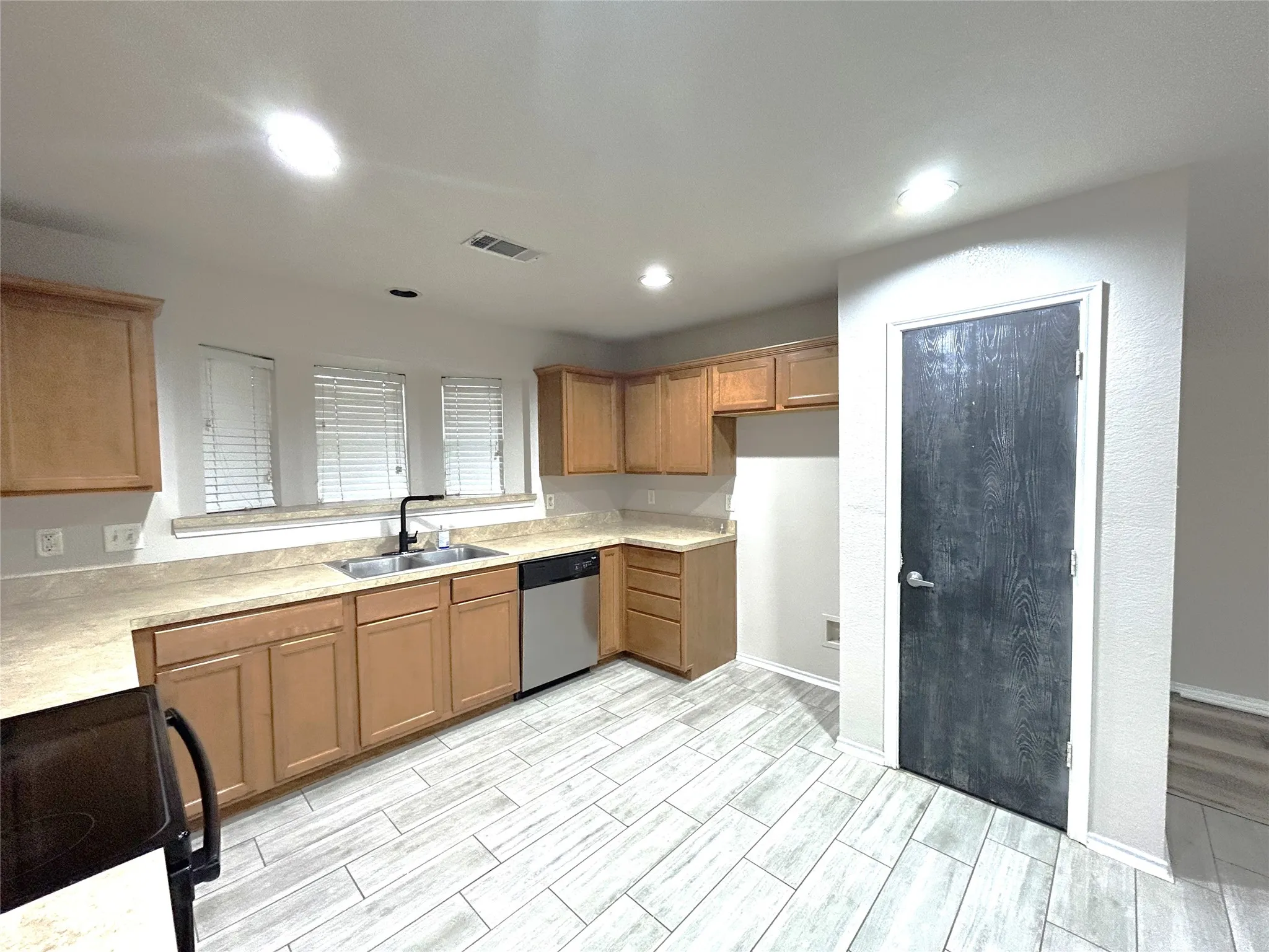 Single Family Residence For Sale in Tarrant County , 10445 Hideaway Trail, Fort Worth, Texas 76131, 3 Bedroom, 2 Bathroom, 2 Garage spaces, 1,545 Sqft, built in 2005, mls#21390021, Real Estate Agent in Fort Worth, Homes For Sale in Tarrant county, Homes For Sale in Fort Worth, Realtor in Fort Worth Texas, Real Estate Brokerage Independent Realty Texas, Luminita Cordes Realtor