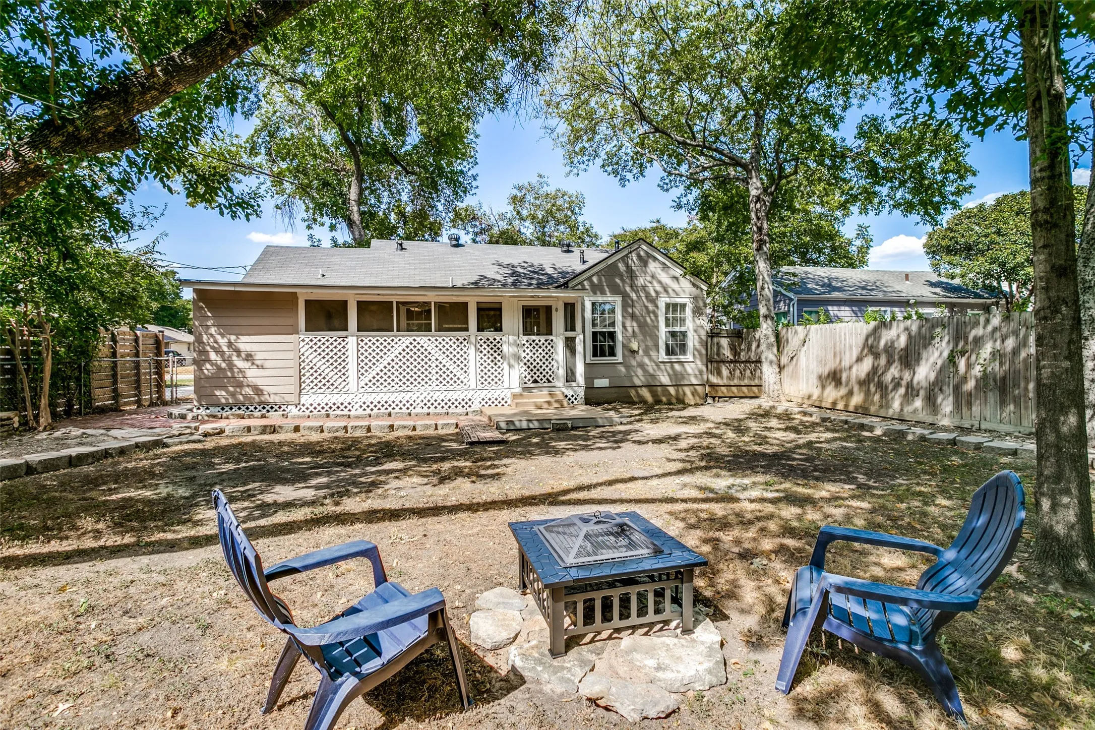 Single Family Residence For Sale in Tarrant County , 4925 Pershing Avenue, Fort Worth, Texas 76107, 3 Bedroom, 2 Bathroom, Garage spaces, 1,100 Sqft, built in 1943, mls#21389741, Real Estate Agent in Fort Worth, Homes For Sale in Tarrant county, Homes For Sale in Fort Worth, Realtor in Fort Worth Texas, Real Estate Brokerage Independent Realty Texas, Luminita Cordes Realtor