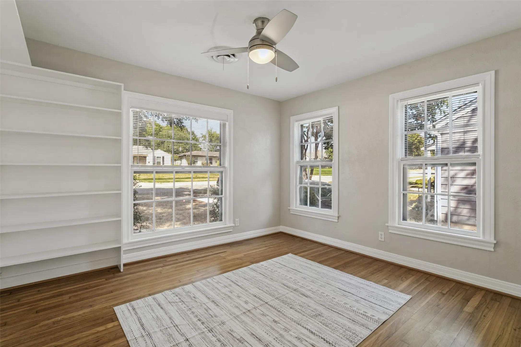 Single Family Residence For Sale in Tarrant County , 4925 Pershing Avenue, Fort Worth, Texas 76107, 3 Bedroom, 2 Bathroom, Garage spaces, 1,100 Sqft, built in 1943, mls#21389741, Real Estate Agent in Fort Worth, Homes For Sale in Tarrant county, Homes For Sale in Fort Worth, Realtor in Fort Worth Texas, Real Estate Brokerage Independent Realty Texas, Luminita Cordes Realtor