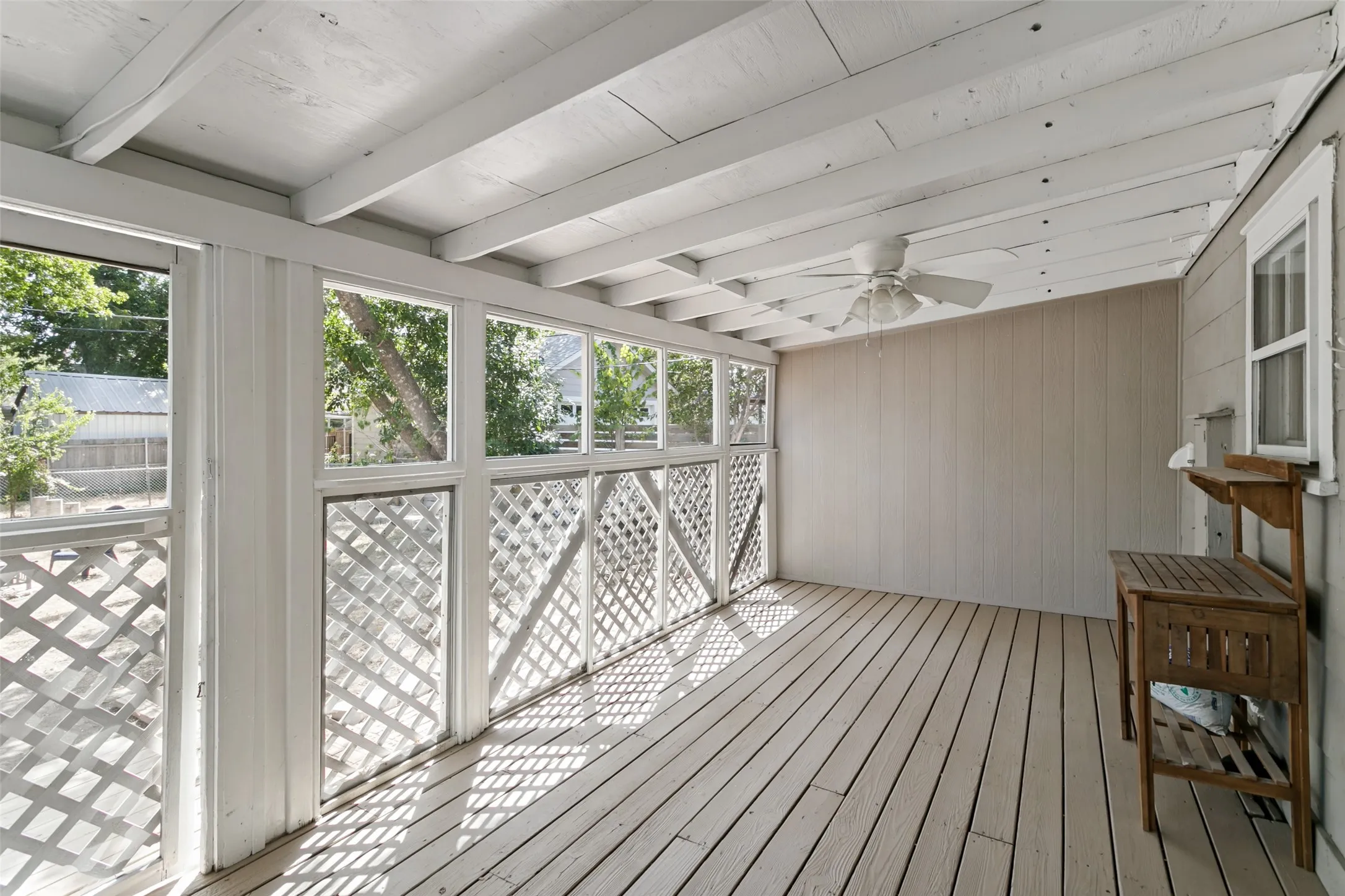 Single Family Residence For Sale in Tarrant County , 4925 Pershing Avenue, Fort Worth, Texas 76107, 3 Bedroom, 2 Bathroom, Garage spaces, 1,100 Sqft, built in 1943, mls#21389741, Real Estate Agent in Fort Worth, Homes For Sale in Tarrant county, Homes For Sale in Fort Worth, Realtor in Fort Worth Texas, Real Estate Brokerage Independent Realty Texas, Luminita Cordes Realtor