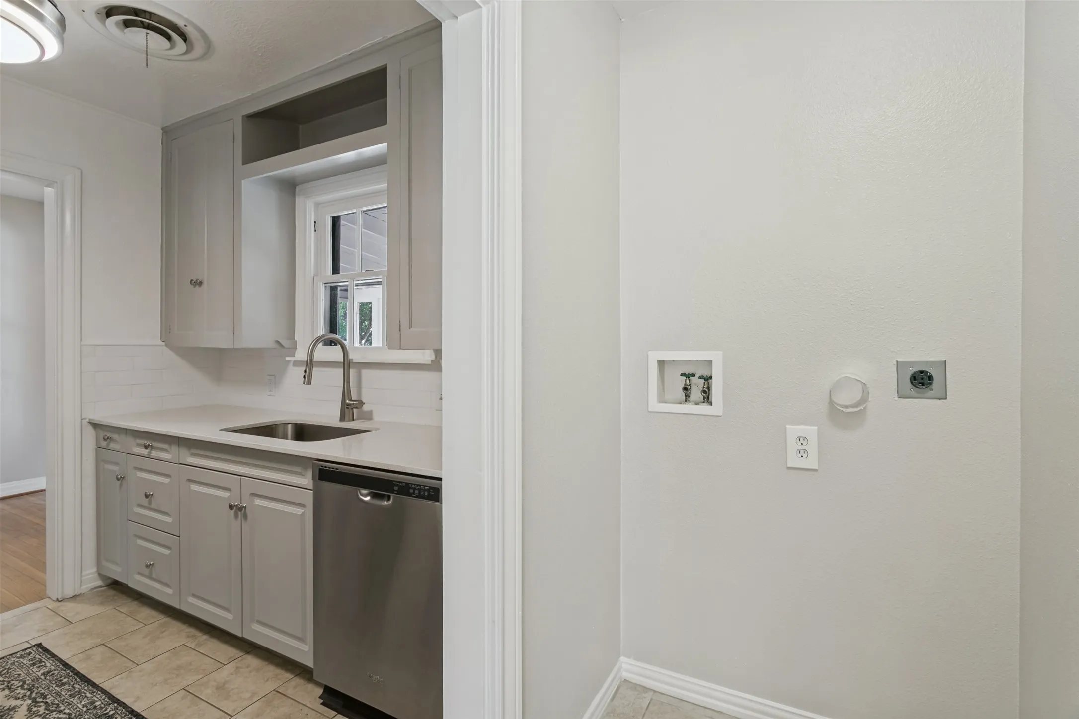 Single Family Residence For Sale in Tarrant County , 4925 Pershing Avenue, Fort Worth, Texas 76107, 3 Bedroom, 2 Bathroom, Garage spaces, 1,100 Sqft, built in 1943, mls#21389741, Real Estate Agent in Fort Worth, Homes For Sale in Tarrant county, Homes For Sale in Fort Worth, Realtor in Fort Worth Texas, Real Estate Brokerage Independent Realty Texas, Luminita Cordes Realtor