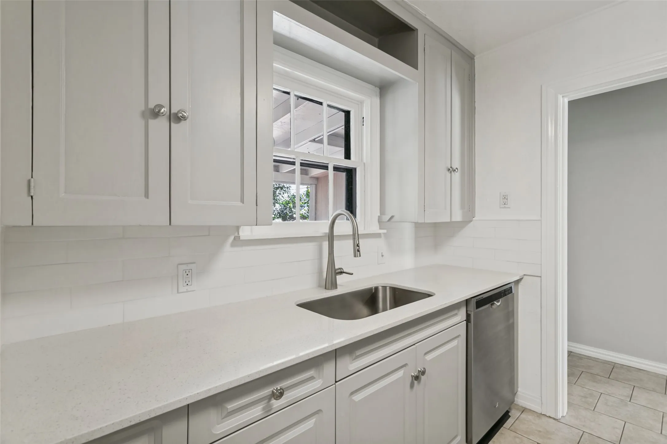 Single Family Residence For Sale in Tarrant County , 4925 Pershing Avenue, Fort Worth, Texas 76107, 3 Bedroom, 2 Bathroom, Garage spaces, 1,100 Sqft, built in 1943, mls#21389741, Real Estate Agent in Fort Worth, Homes For Sale in Tarrant county, Homes For Sale in Fort Worth, Realtor in Fort Worth Texas, Real Estate Brokerage Independent Realty Texas, Luminita Cordes Realtor