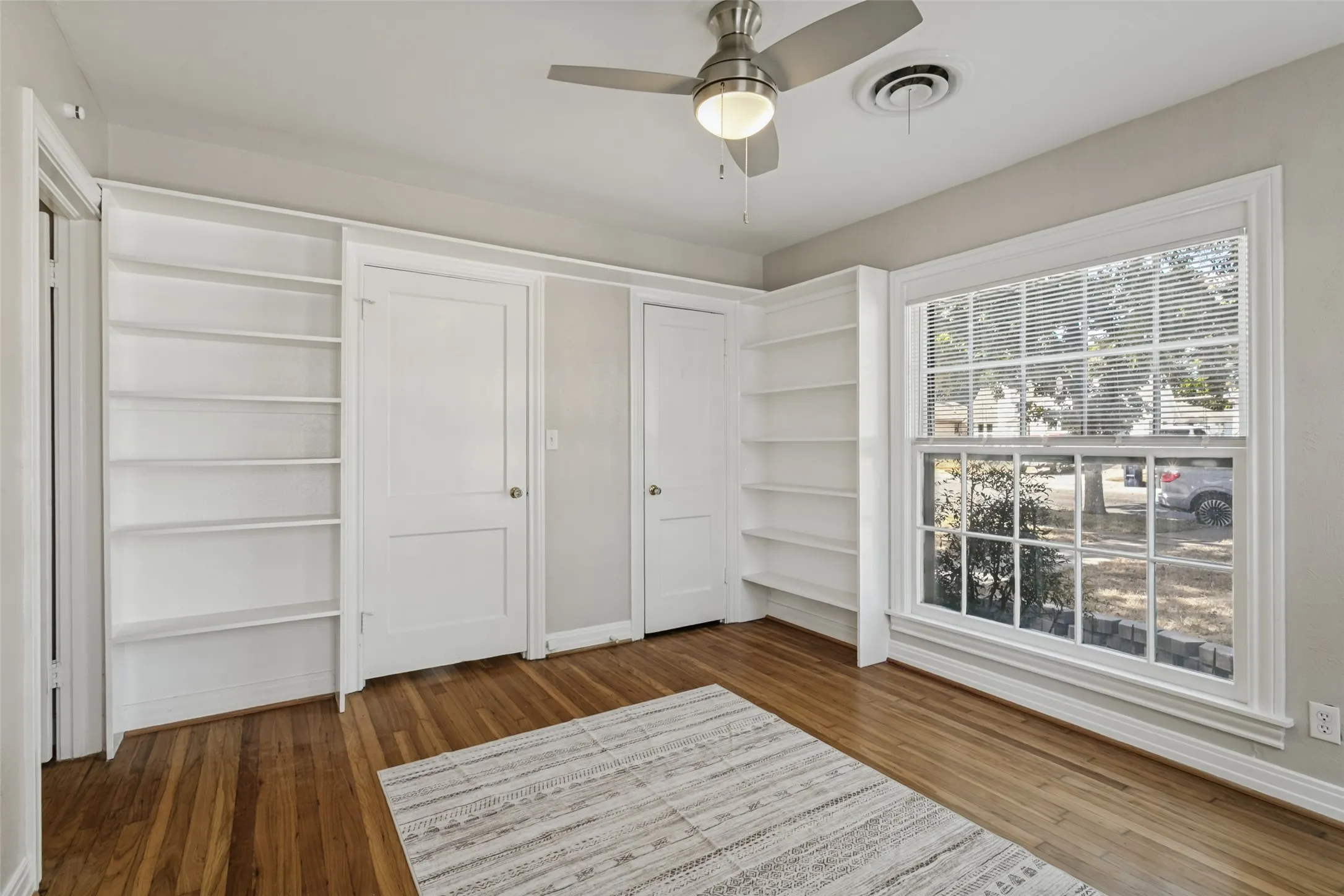 Single Family Residence For Sale in Tarrant County , 4925 Pershing Avenue, Fort Worth, Texas 76107, 3 Bedroom, 2 Bathroom, Garage spaces, 1,100 Sqft, built in 1943, mls#21389741, Real Estate Agent in Fort Worth, Homes For Sale in Tarrant county, Homes For Sale in Fort Worth, Realtor in Fort Worth Texas, Real Estate Brokerage Independent Realty Texas, Luminita Cordes Realtor