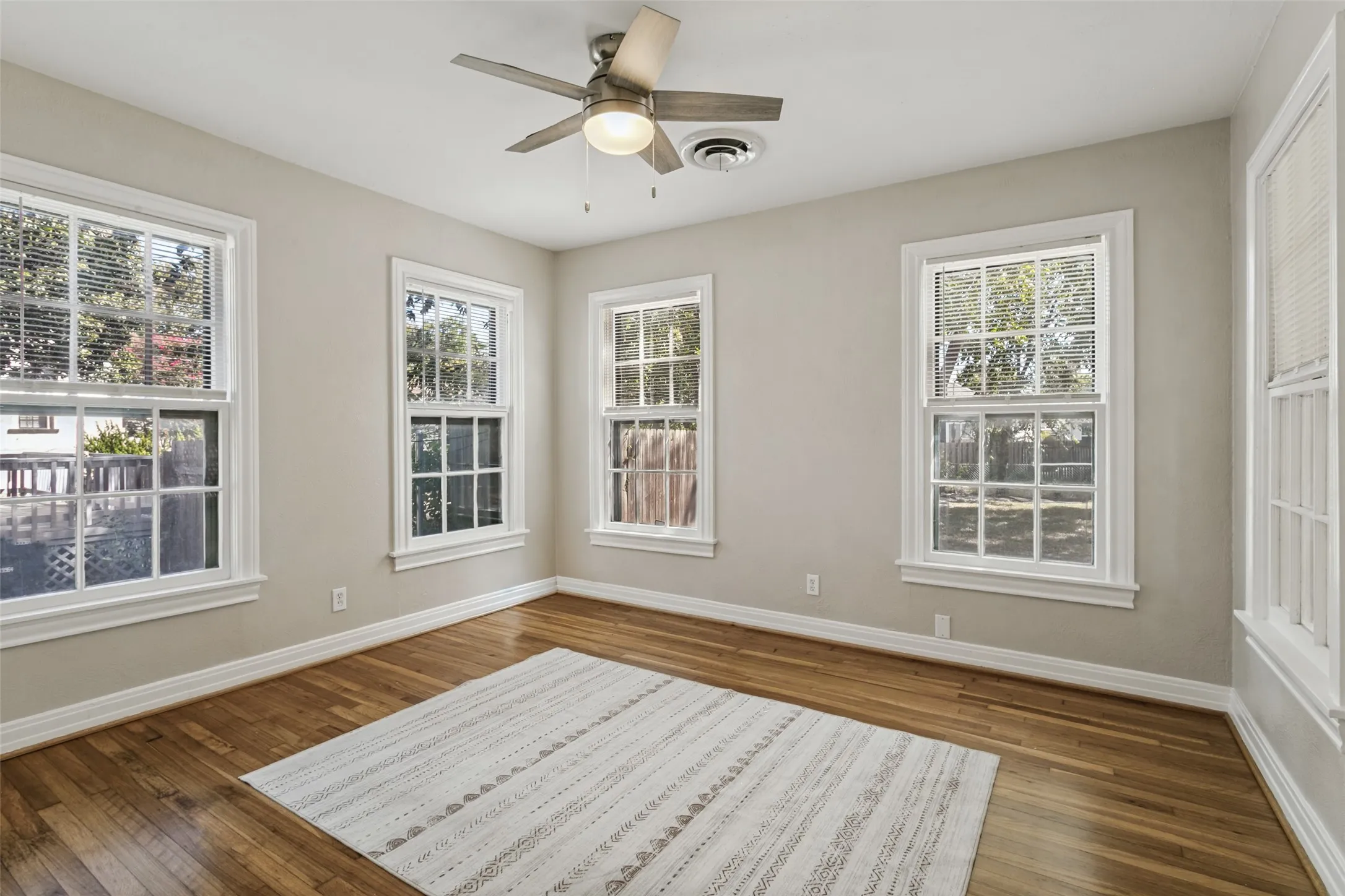 Single Family Residence For Sale in Tarrant County , 4925 Pershing Avenue, Fort Worth, Texas 76107, 3 Bedroom, 2 Bathroom, Garage spaces, 1,100 Sqft, built in 1943, mls#21389741, Real Estate Agent in Fort Worth, Homes For Sale in Tarrant county, Homes For Sale in Fort Worth, Realtor in Fort Worth Texas, Real Estate Brokerage Independent Realty Texas, Luminita Cordes Realtor